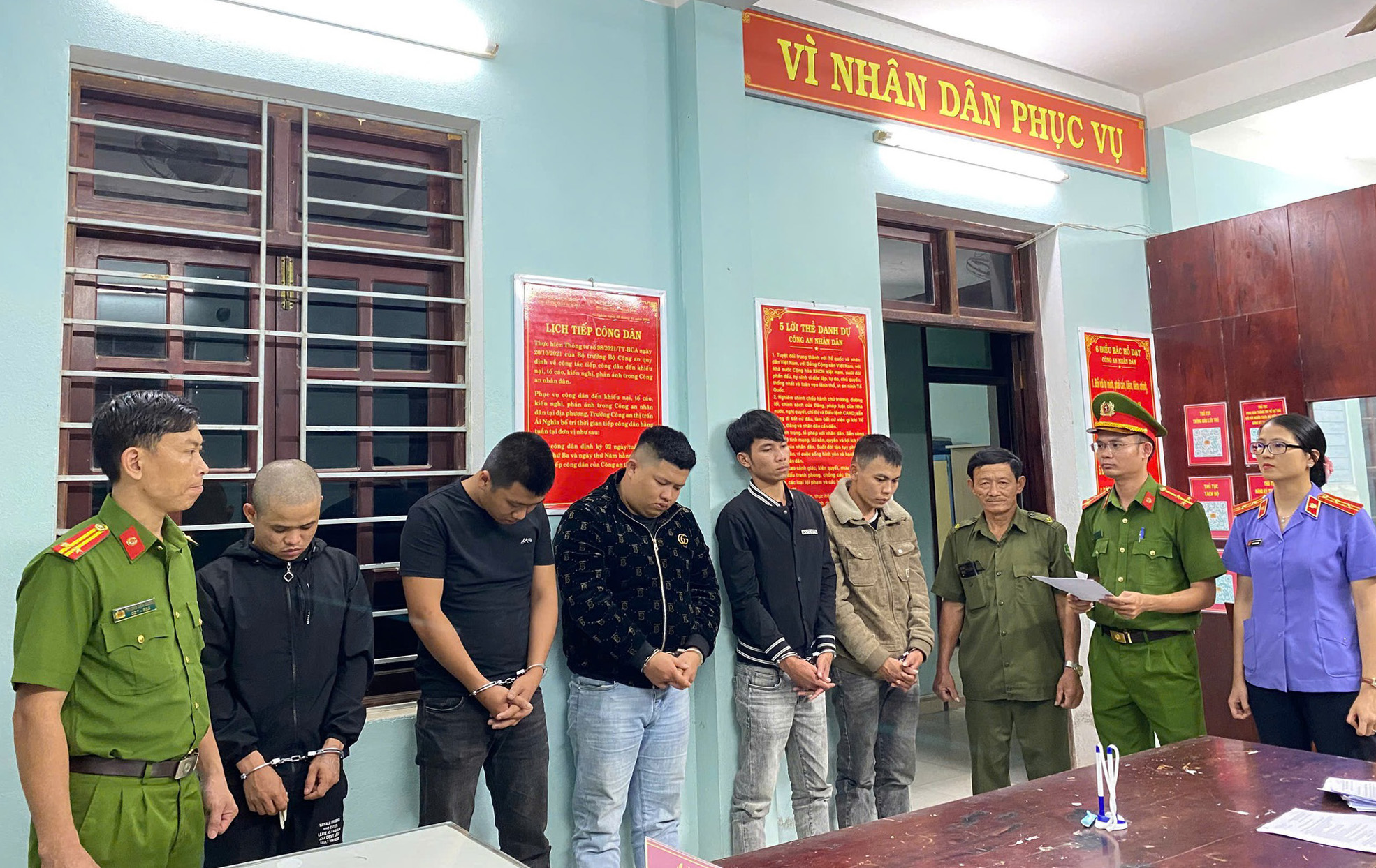 Cảnh sát bắt 4 thanh niên tụ tập chơi ma tuý ở nghĩa địa. Ảnh: CA