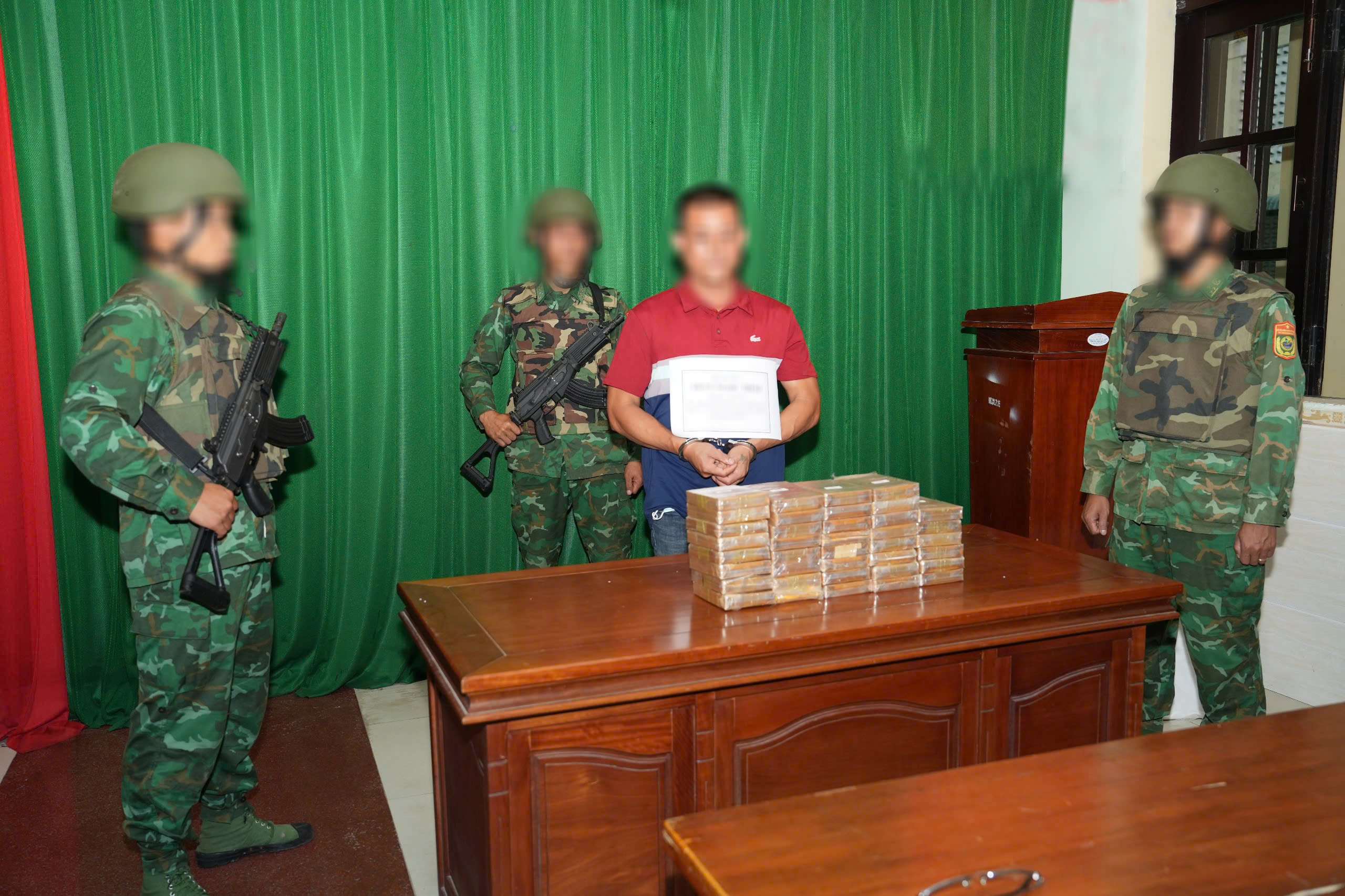 Bắt giữ nghi phạm mang 38 bánh heroin vào Việt Nam. Ảnh: BP