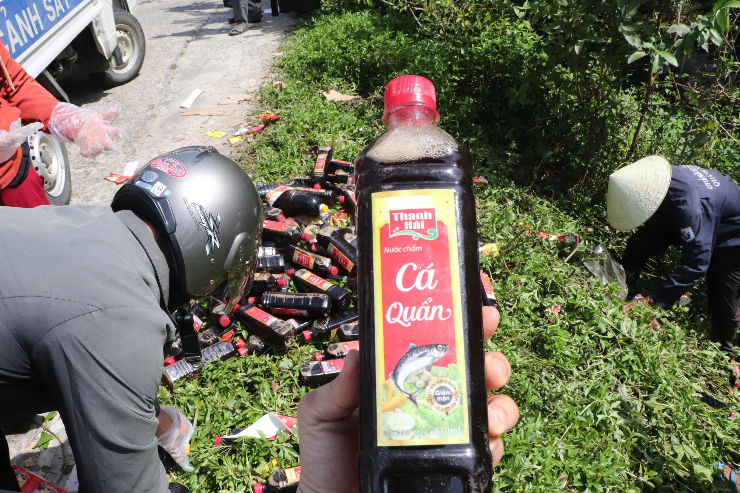 ca-ngan-chai-nuoc-mam-vut-bo-ben-duong-3.jpeg