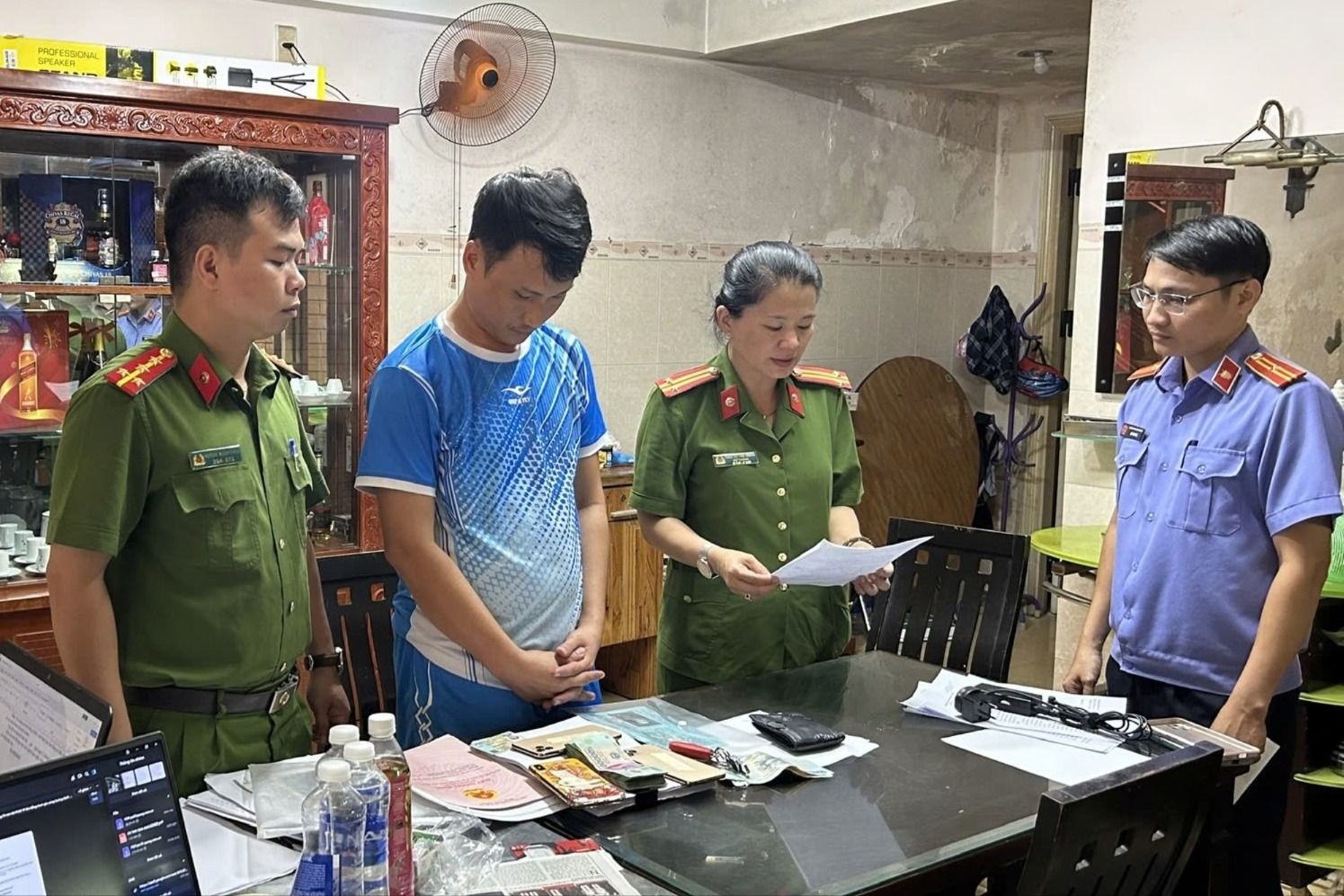 Công an khám xét nơi ở của Trí - một trong 2 người cầm đầu đường dây cá độ bóng đá. Ảnh: CA