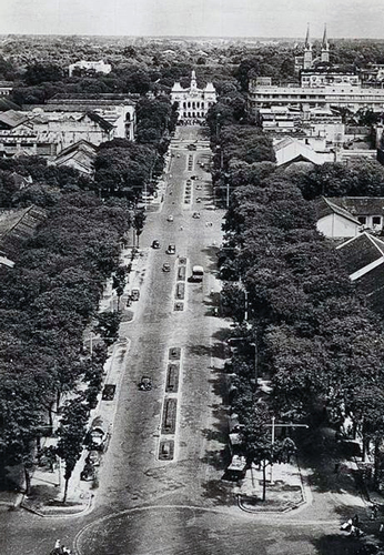 duong-nguyen-hue-tu-mot-dong-kenh-den-quang-truong-di-bo-2