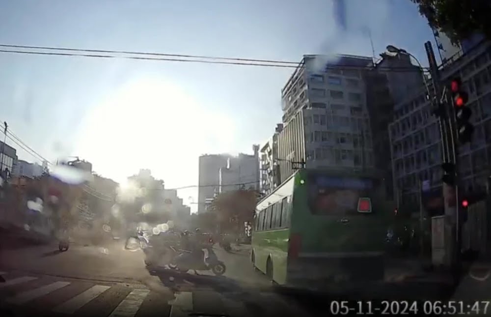 Tài xế vượt đèn đỏ, sử dụng điện thoại khi tham gia giao thông: “Cần tăng mức xử phạt”