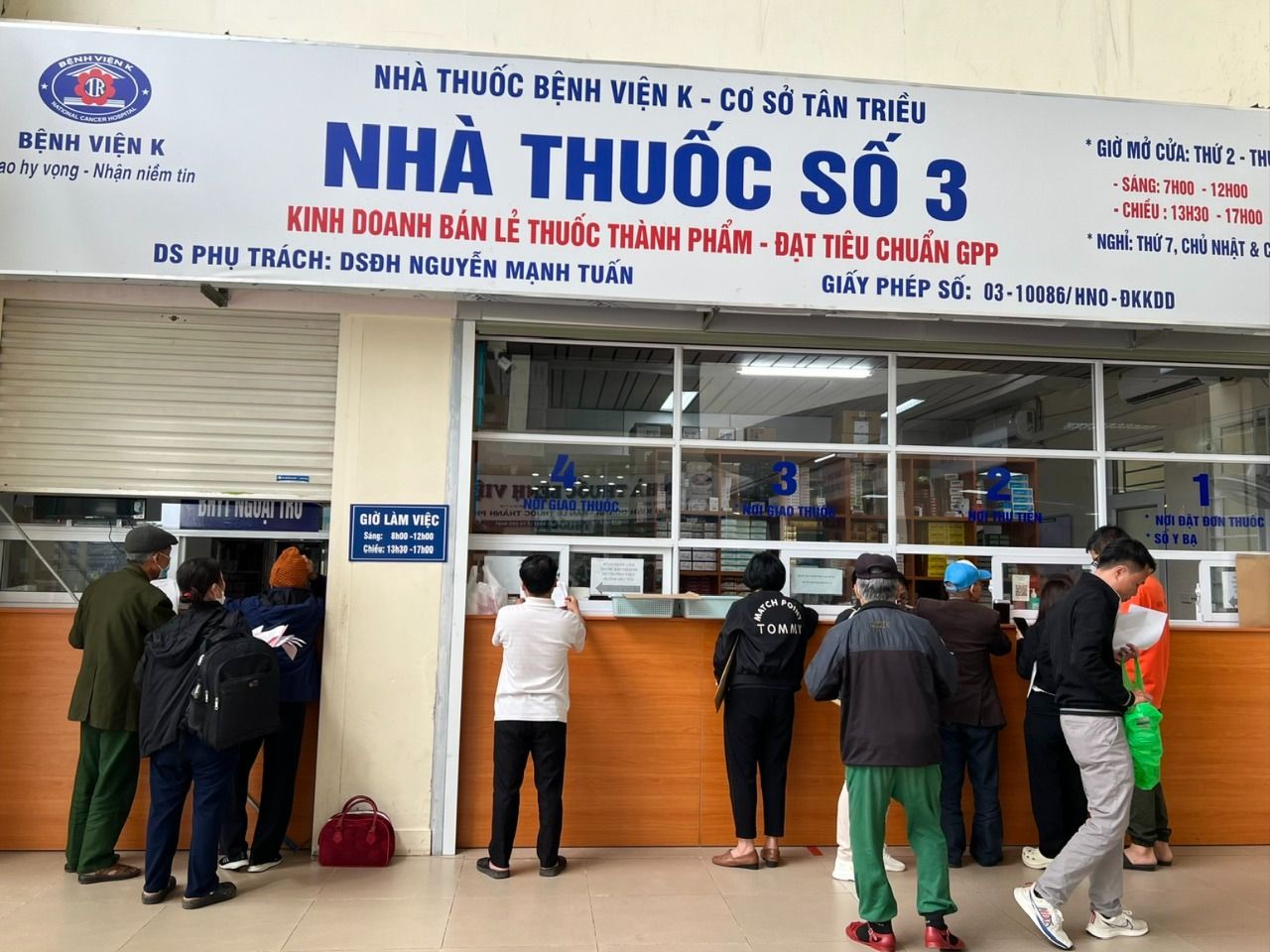 Người dân phản ánh bệnh nhân ung thư phải mua rất nhiều thuốc ngoài BHYT