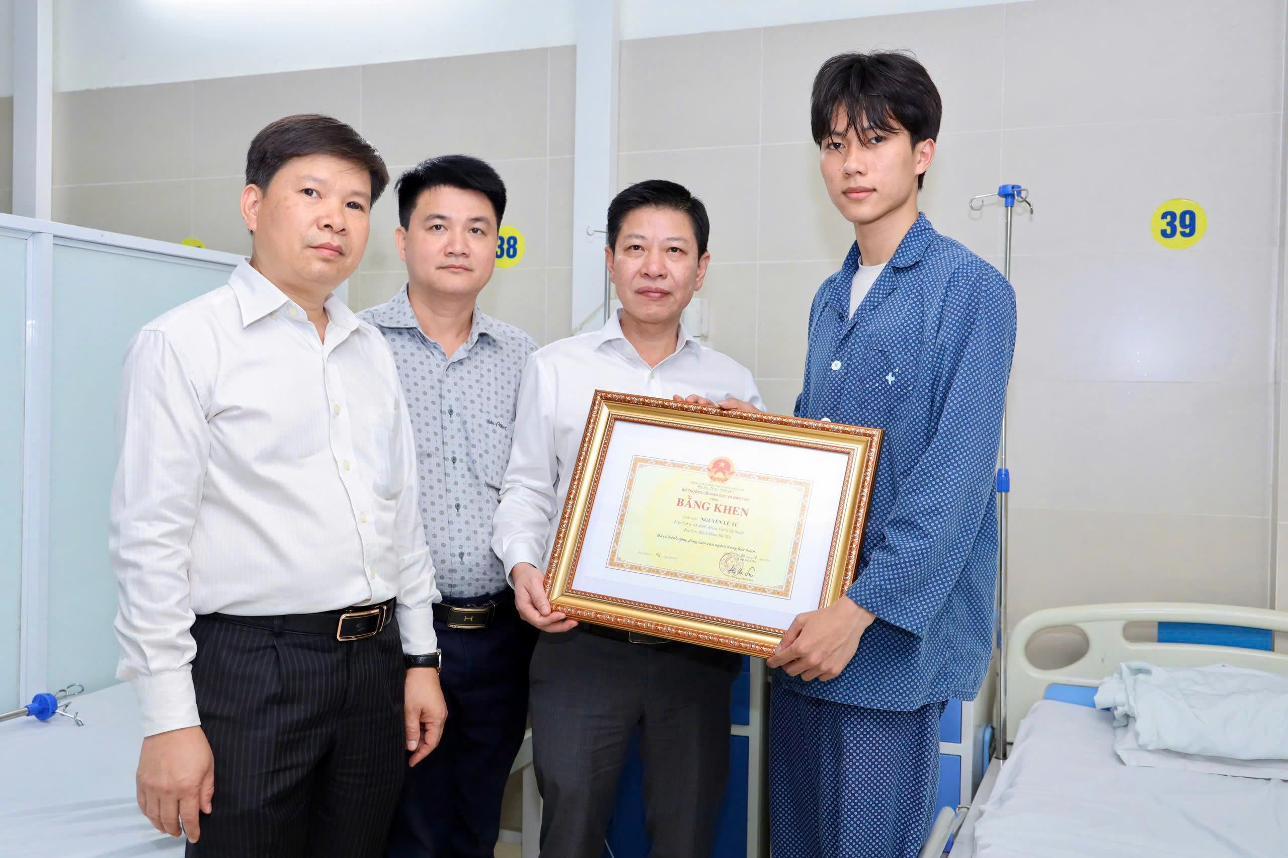 lao vào đám cháy cứu người .jpg