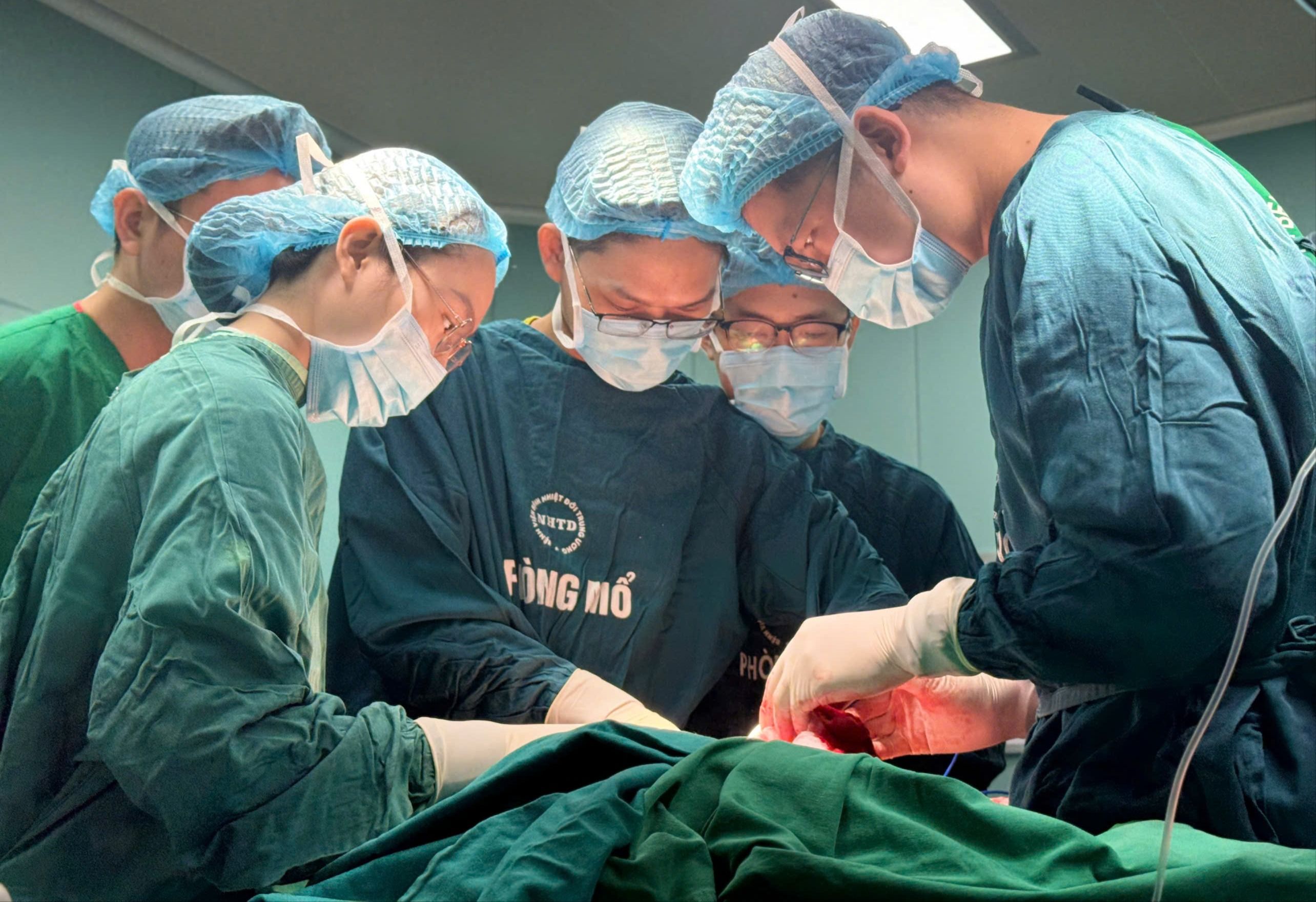 Bé trai mang khối u như mai rùa lần đầu đứng thẳng sau 6 lần phẫu thuật