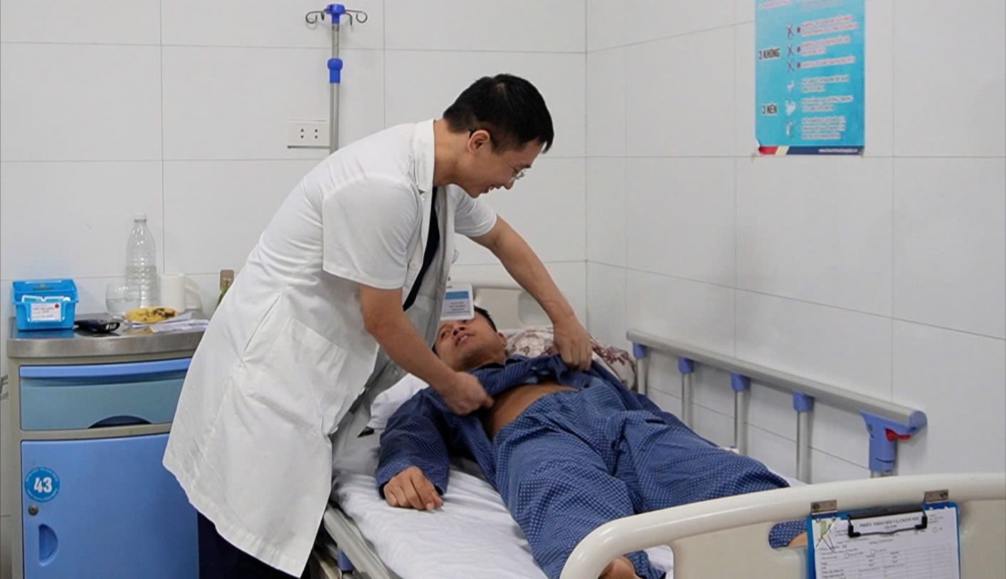 Người đàn ông suýt hoại tử ruột sau nhiều lần tập gập bụng
