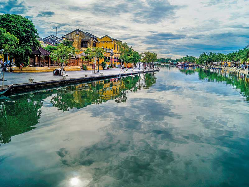 Sông Hoài đang thở bên bờ Hội An