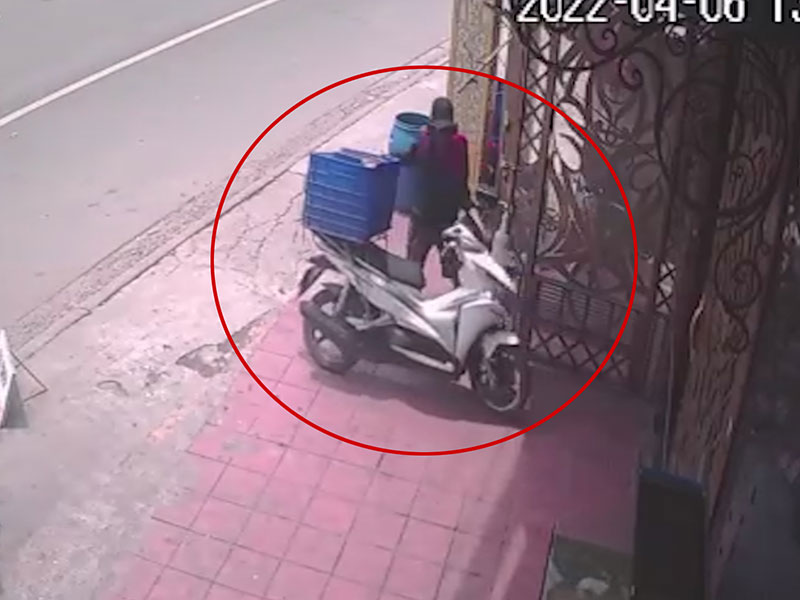 Video: Thanh niên bỏ xe đạp để trộm xe máy ở Bình Dương 