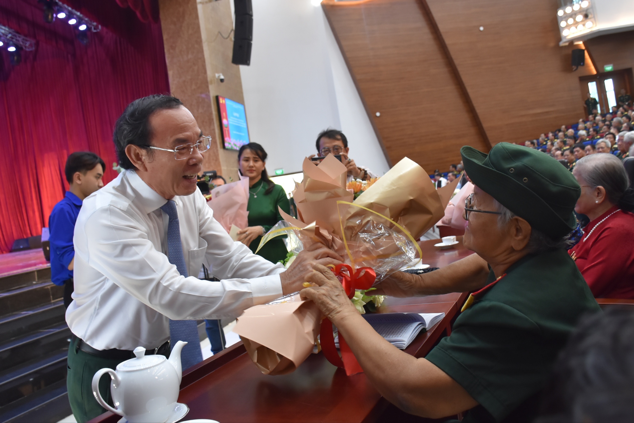 Chủ tịch UBND TP.HCM: Mong cựu tướng lĩnh quân đội luôn theo dõi, góp ý cho TP.HCM-lanh-dao-tphcm-gap-mat-tuong-linh-quan-doi.jpg