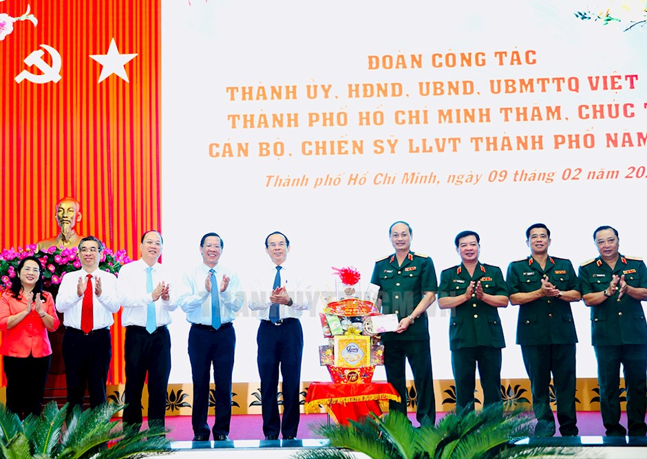 Đoàn cán bộ Thành ủy, HĐND, UBND, Ủy ban MTTQ Việt Nam TP.HCM do Bí thư Thành ủy TP.HCM Nguyễn Văn Nên làm trưởng đoàn đến thăm cán bộ, chiến sĩ-Bi-thu-nguyen-van-nen-tham-cong-an-tphcm-tet-nguyen-dan-2024.jpg