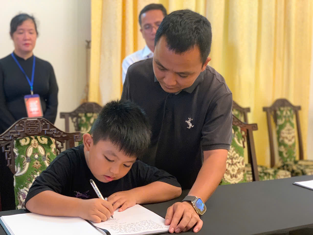 Người già, trẻ nhỏ viếng Tổng Bí thư Nguyễn Phú Trọng với nhiều cảm xúc-le-vieng-tong-bi-thu-tphcm  (2).jpg