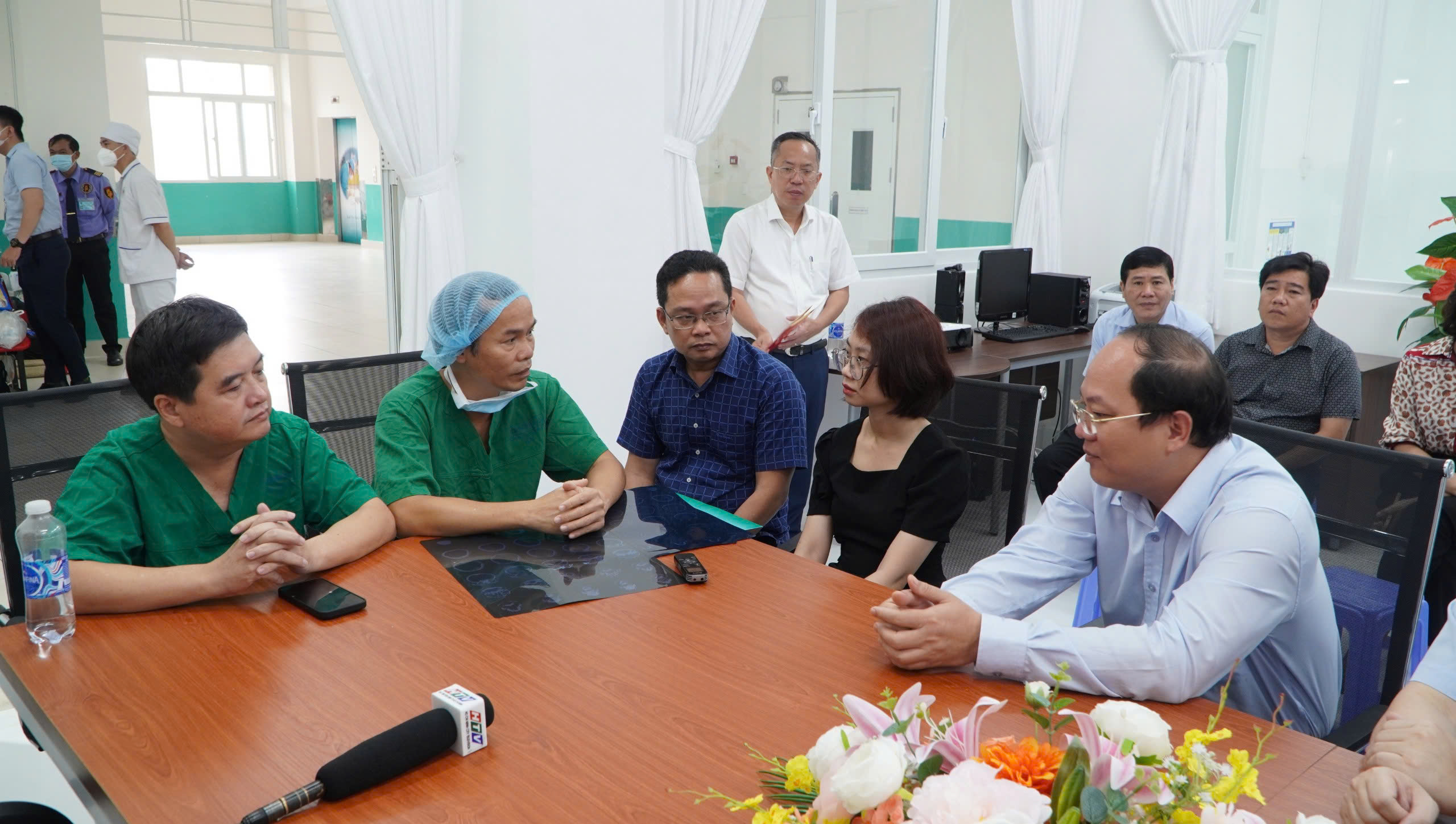 Lãnh đạo Thành ủy TP.HCM thăm, động viên nạn nhân vụ gãy nhánh cây trong công viên Tao Đàn  -gay-nhanh-cay-cong-vien-tao-dan.jpg
