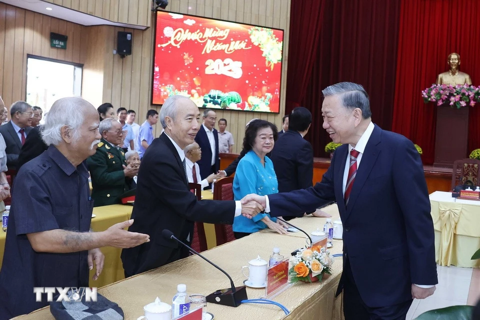 Tổng Bí thư Tô Lâm: Tìm con đường mới để vượt qua nguy cơ tụt hậu, bẫy thu nhập trung bình-tong-bi-thu-to-lam-gap-mat-nguyen-lanh-dao-cap-cao-tri-thuc-inh-thanh-phia-nam2.jpg