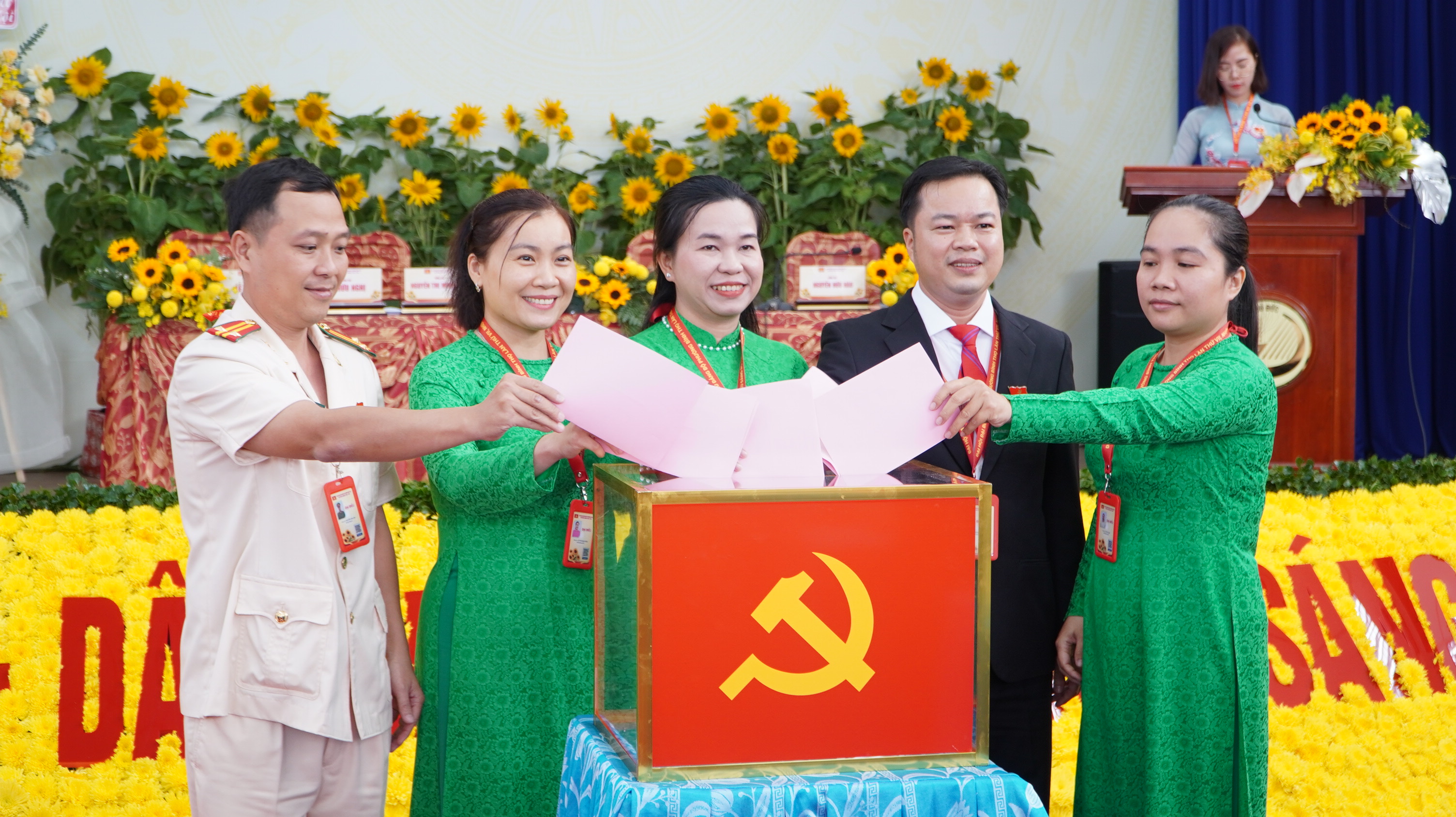 Thành ủy TP.HCM yêu cầu quận, huyện, TP Thủ Đức, xã, phường, thị trấn dừng tổ chức đại hội đảng bộ.JPG