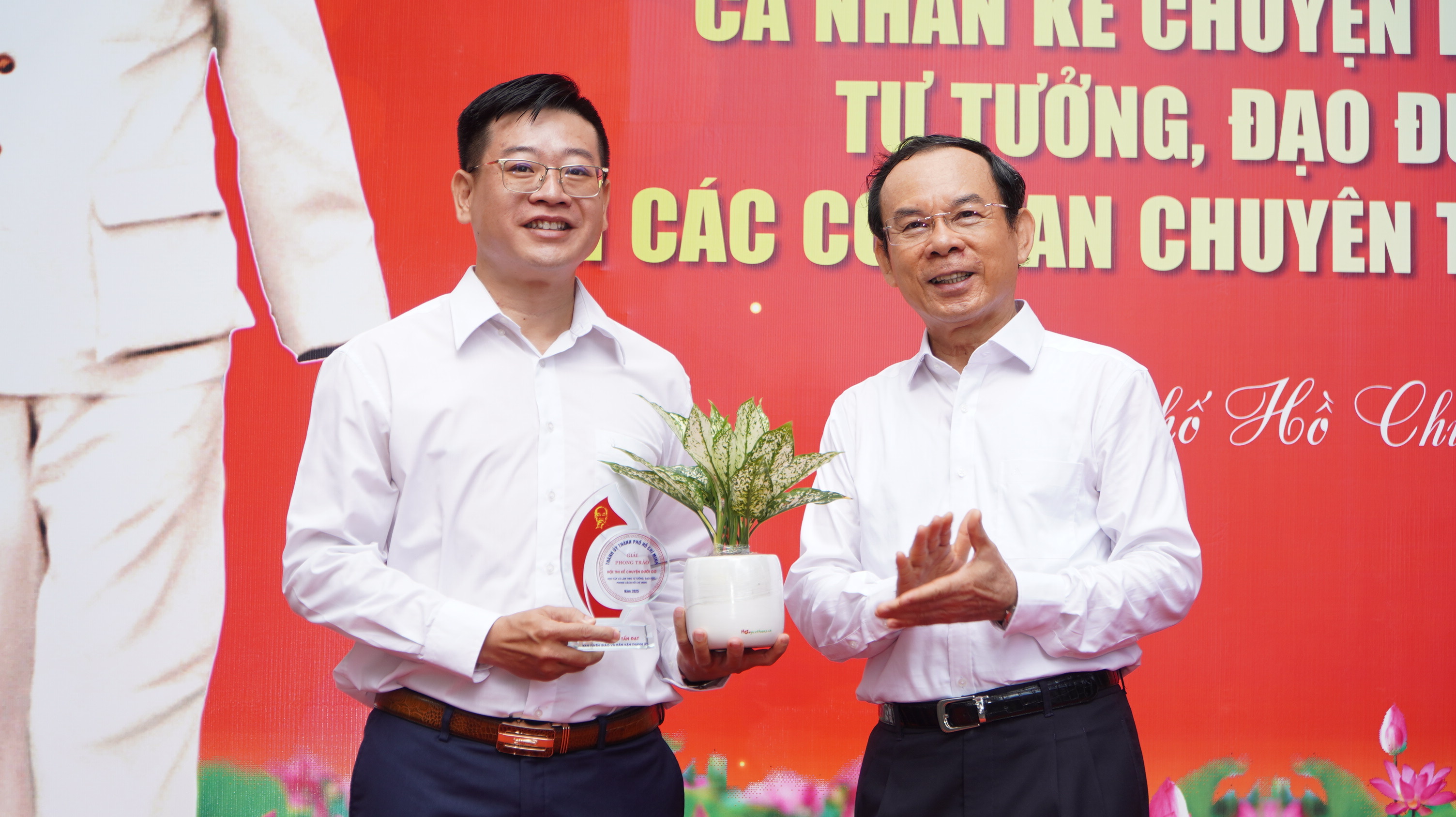 Thành-ủy-TPHCM-khen-thuong-duoi-co-ke-chuyen-bac-ho1.JPG
