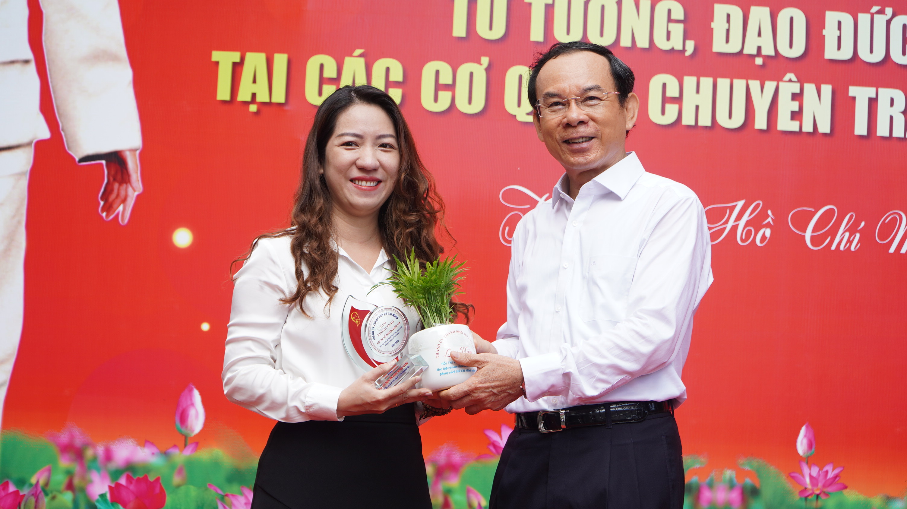 Thành-ủy-TPHCM-khen-thuong-duoi-co-ke-chuyen-bac-ho2.JPG