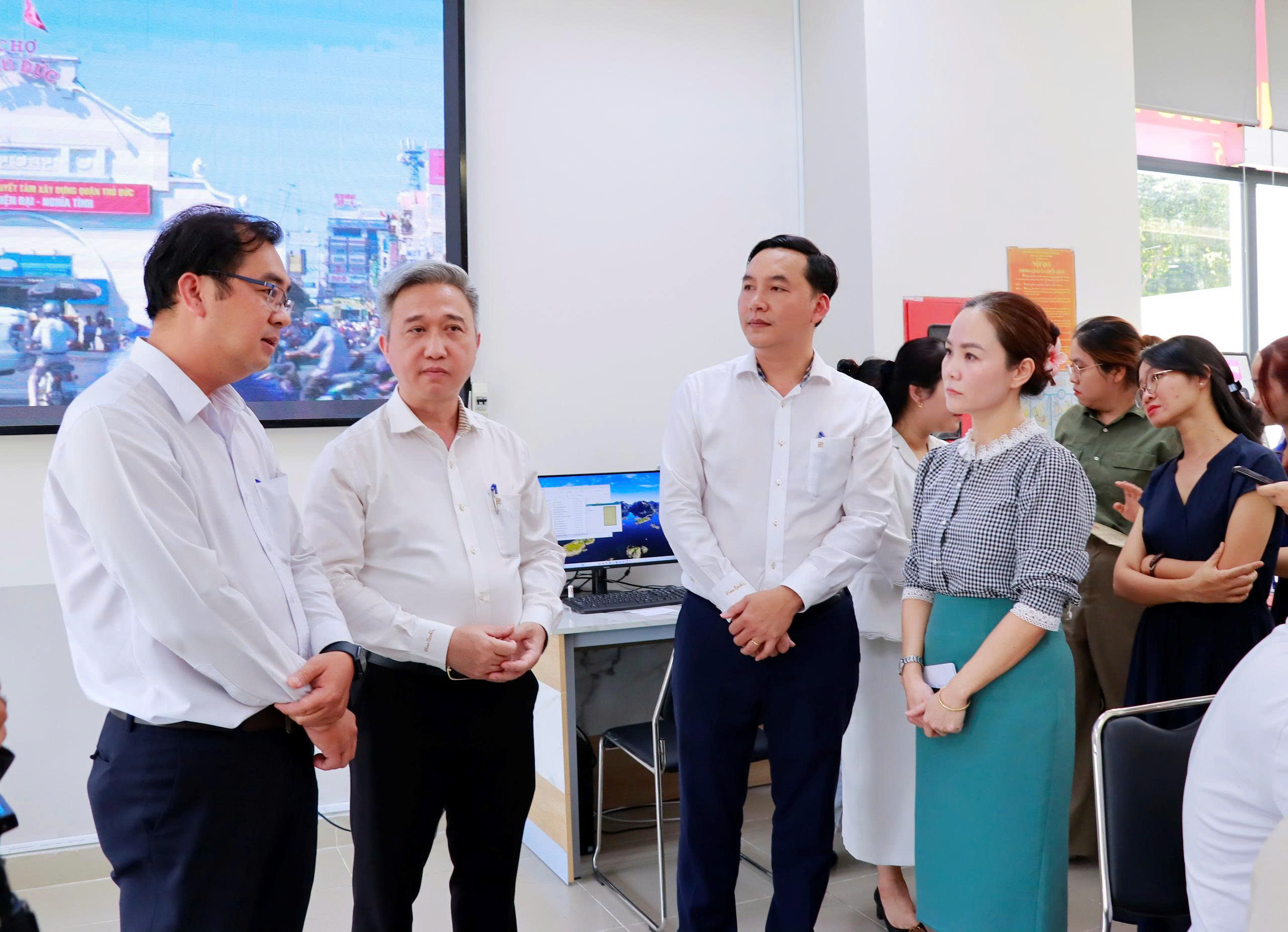 Khảo sát phường Thủ Đức, Phó Bí thư Thành ủy TP.HCM Đặng Minh Thông hỏi về thủ tục hành chính phi địa giới -thu-tuc-hanh-chinh-Pho-bi-thu-thanh-uy-tp (122).jpg