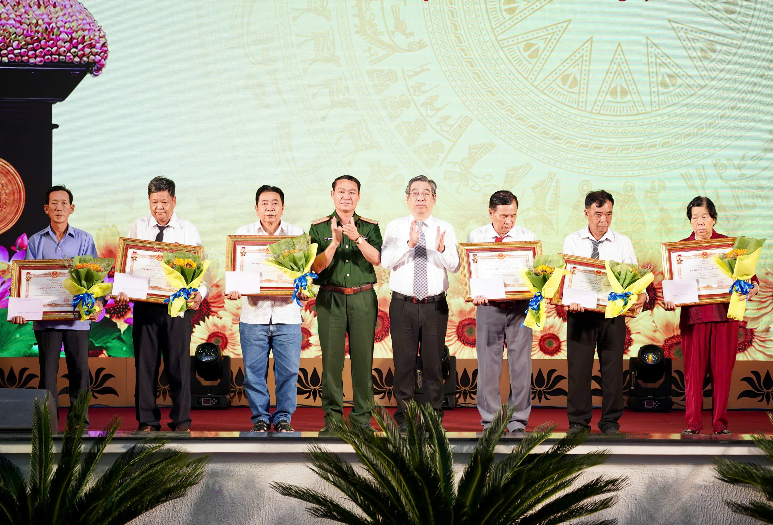 ba-me-viet-nam-anh-hung-tphcm.jpg