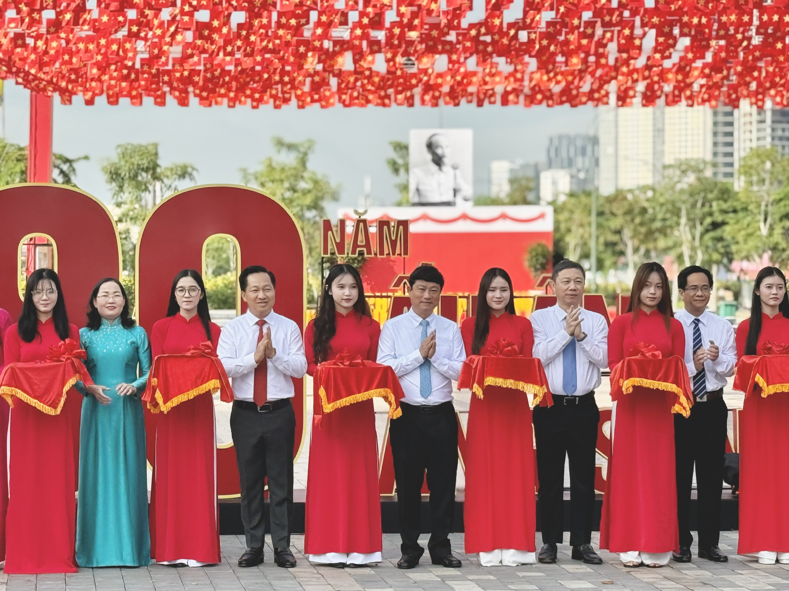 Chủ tịch HĐND TP.HCM Võ Văn Minh trao huy hiệu đảng cho 75 đảng viên phường An Khánh-trao-huy-hieu-dang-an-khanh (5).jpg