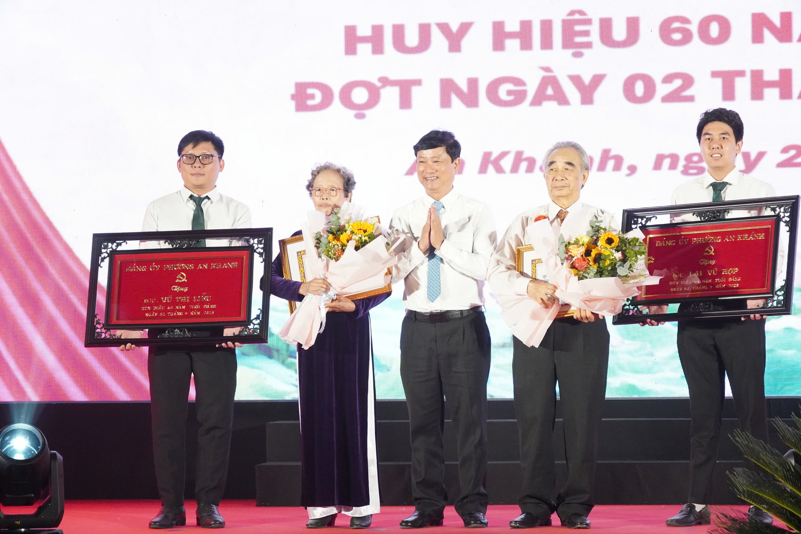 Chủ tịch HĐND TP.HCM Võ Văn Minh trao huy hiệu đảng cho 75 đảng viên phường An Khánh-trao-huy-hieu-dang-an-khanh.jpg