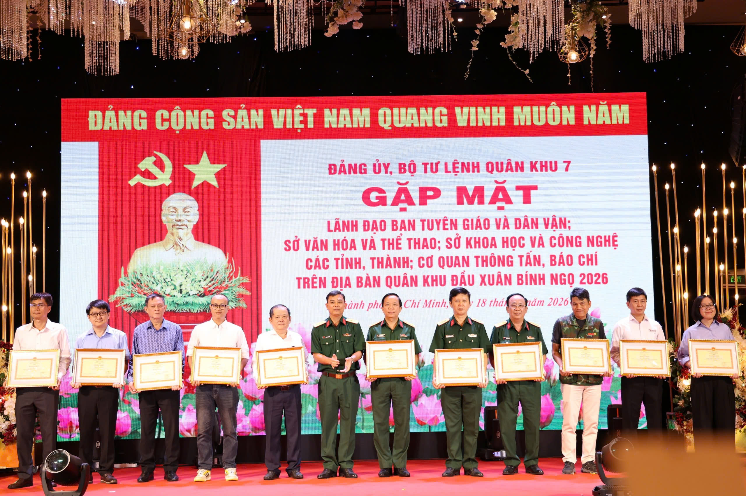 quan-khu-7-gap-mat-bao-chi 2.jpg