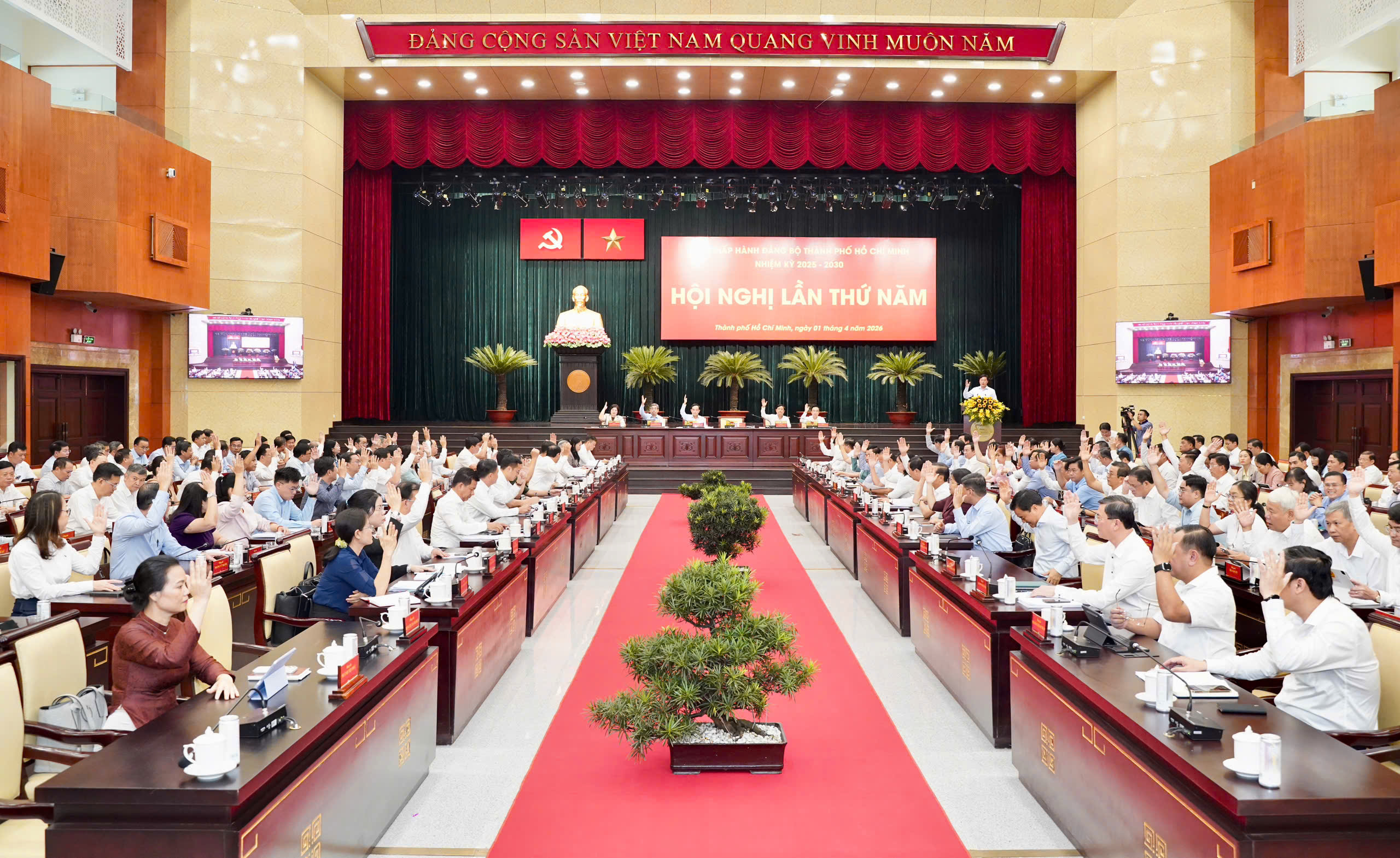 Ban Thường vụ Thành ủy TP.HCM thống nhất thành lập thêm hai đảng bộ trực thuộc-bi-thu-tran-luu-quang-co-che-nguoi-dan 44.jpg