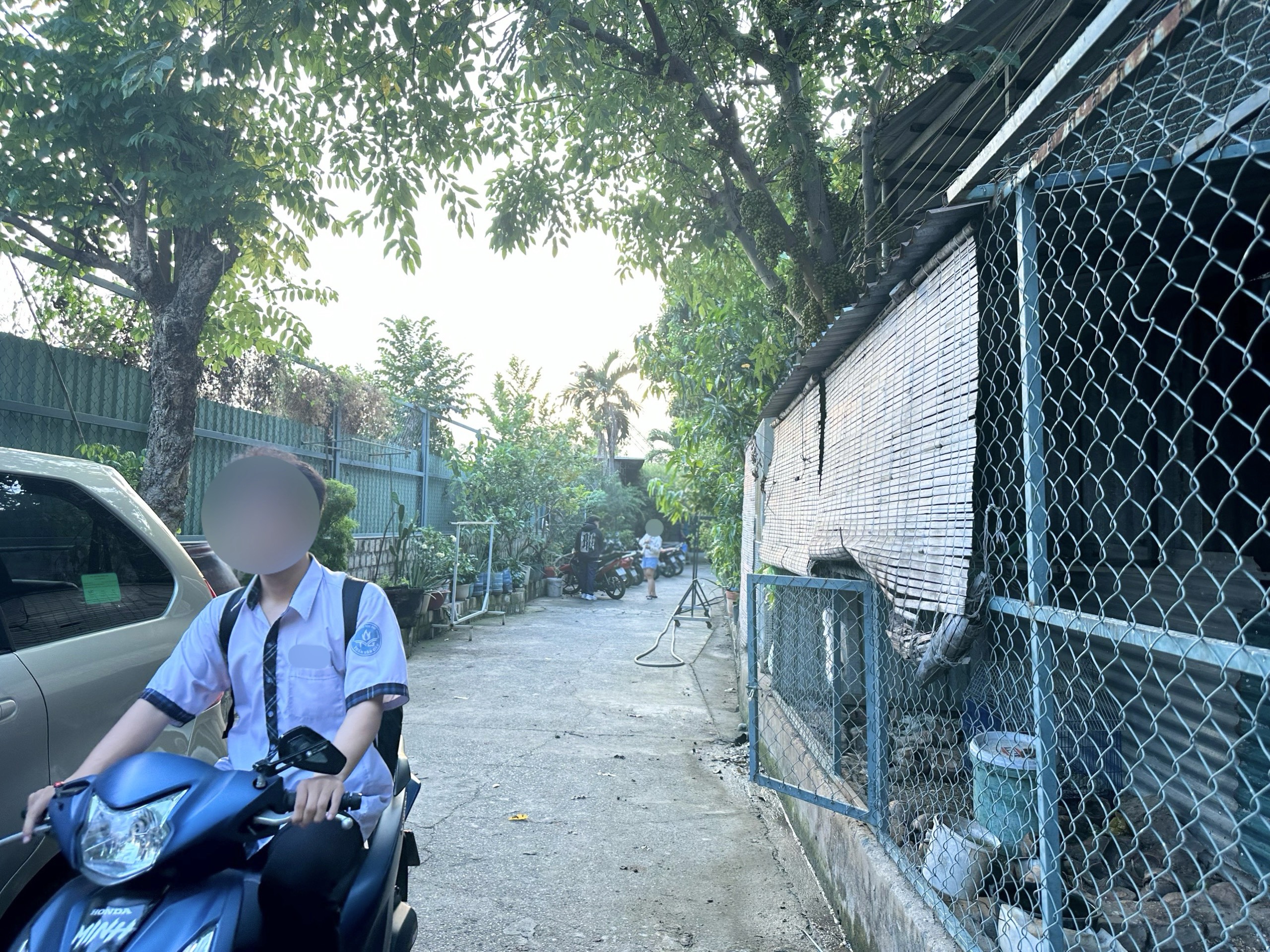 hoc-sinh-chay-xe-tren-50cm3-khong-le-bo-tay.jpg