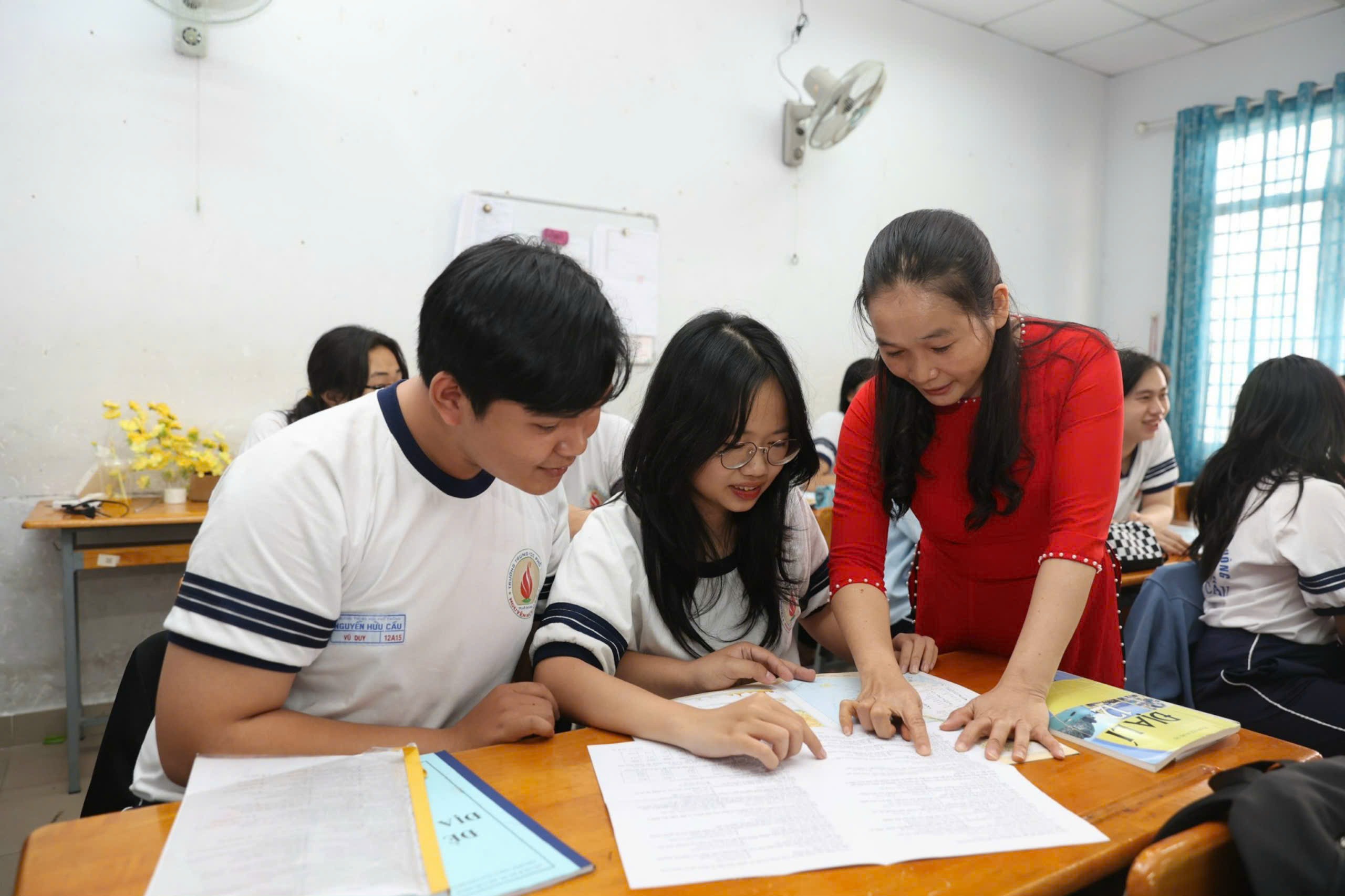 Miễn học phí cho con giáo viên: Cần xem xét kỹ!