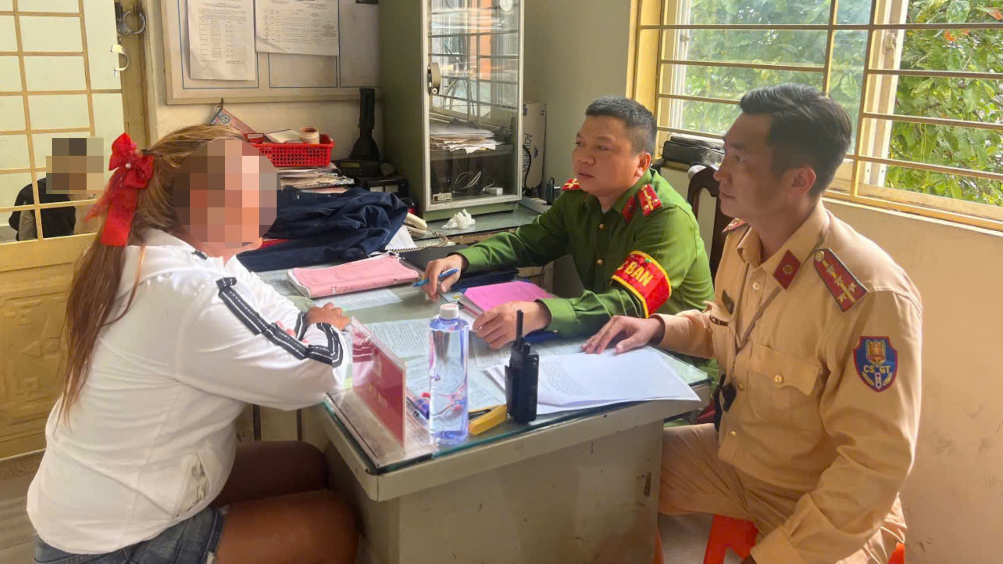 chạy xe buông hai tay