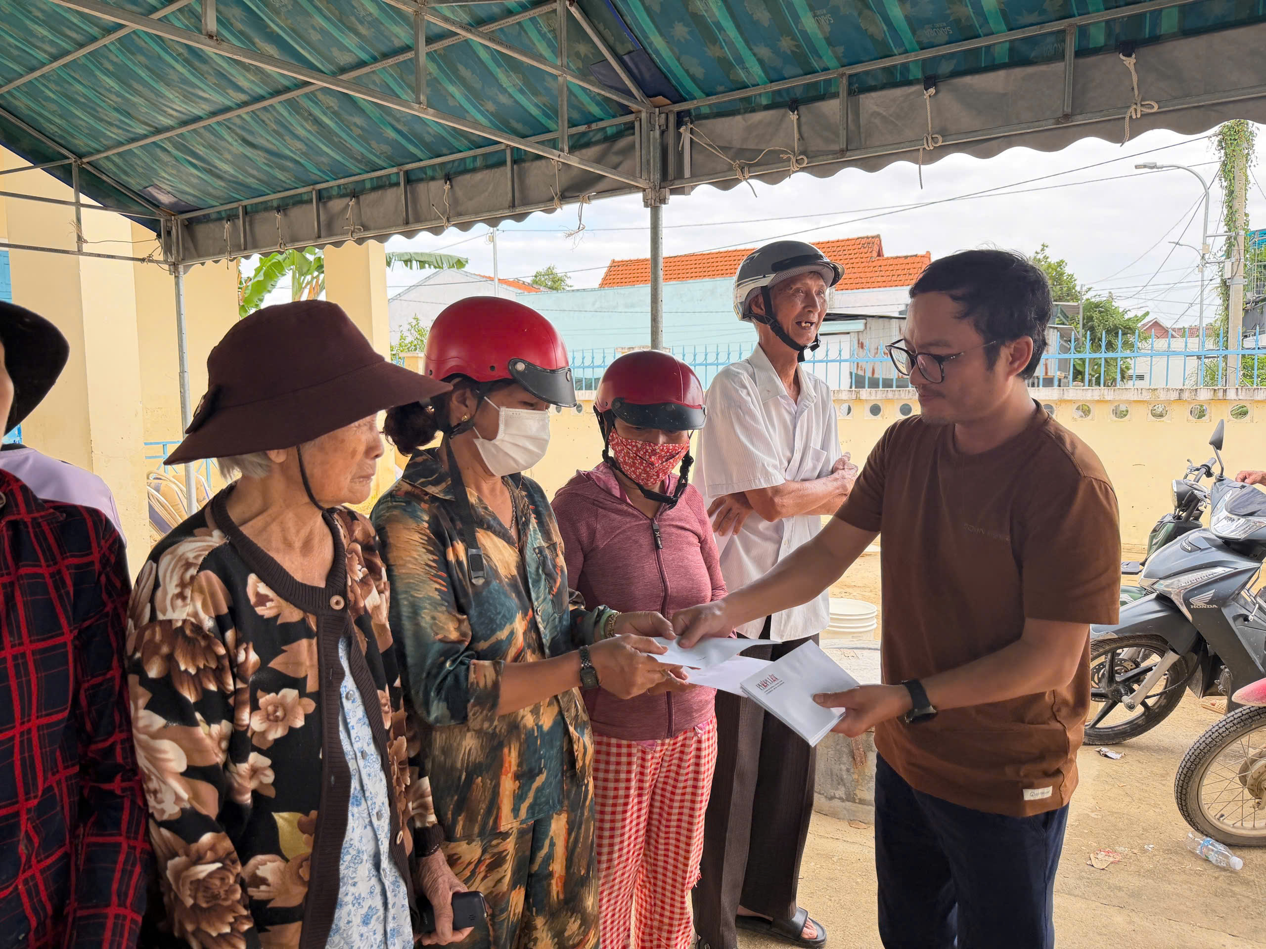 12bao-phap-luat-tp-hcm-chung-tay-tiep-suc-vung-lu-tinh-khanh-hoa.jpg
