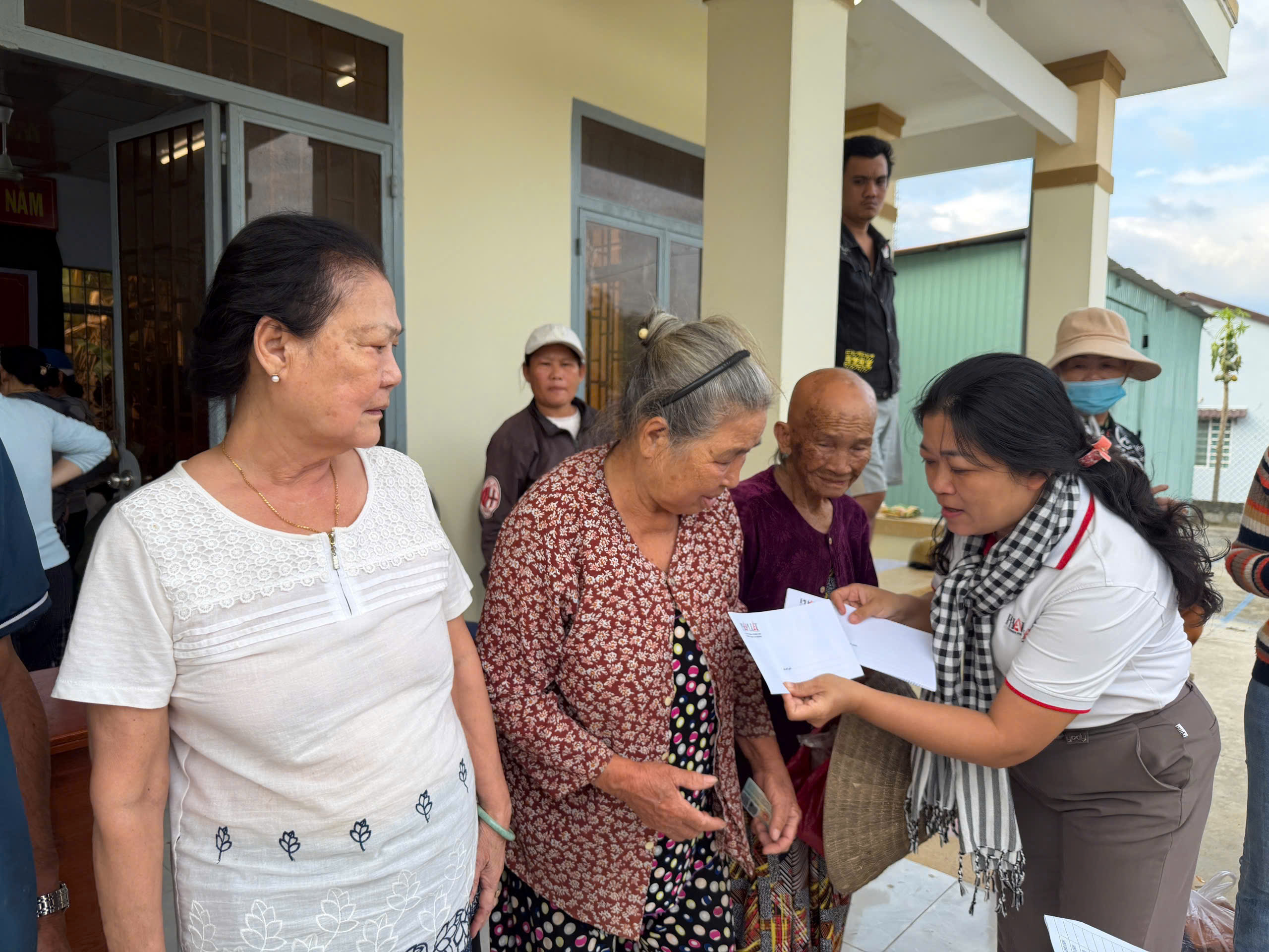 13bao-phap-luat-tp-hcm-chung-tay-tiep-suc-vung-lu-tinh-khanh-hoa.jpg