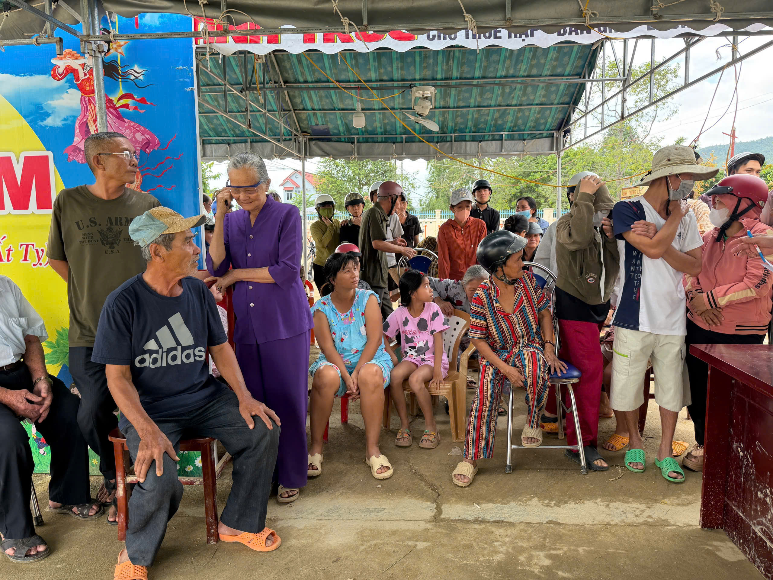 bao-phap-luat-tp-hcm-chung-tay-tiep-suc-vung-lu-tinh-khanh-hoa.jpg