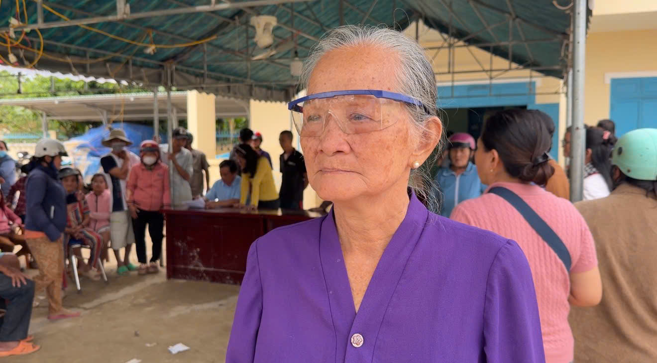 bao-phap-luat-tp-hcm-chung-tay-tiep-suc-vung-lu-tinh-khanh-hoa-.jpg