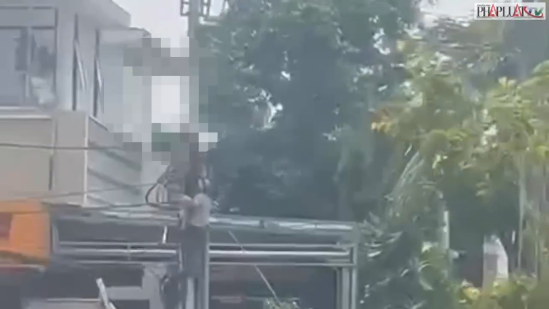 Người đàn ông bị điện giật