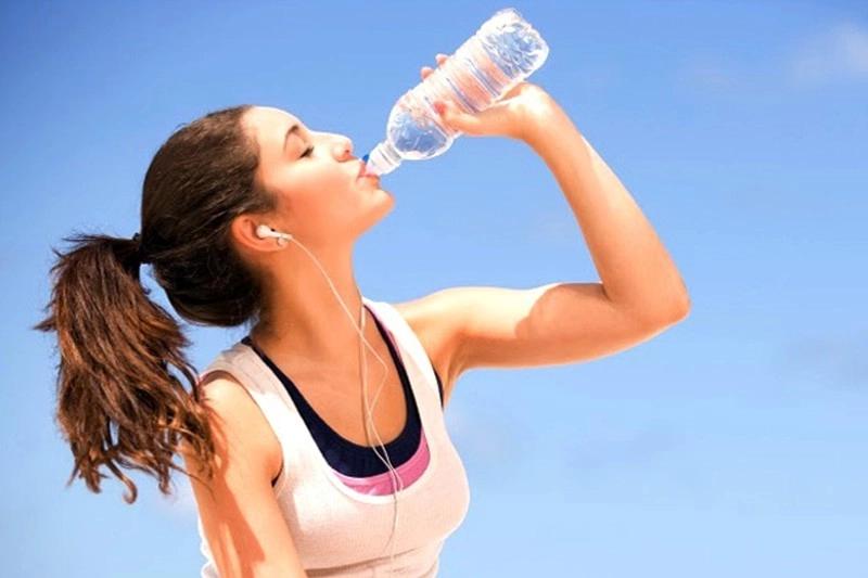 Nắng nóng, uống thật nhiều nước có tốt không?