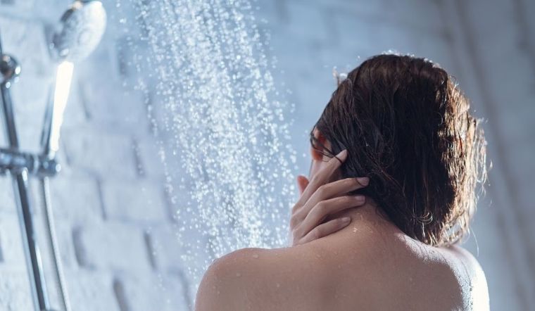 Tác hại của tắm nước lạnh ngay sau khi đi nắng về