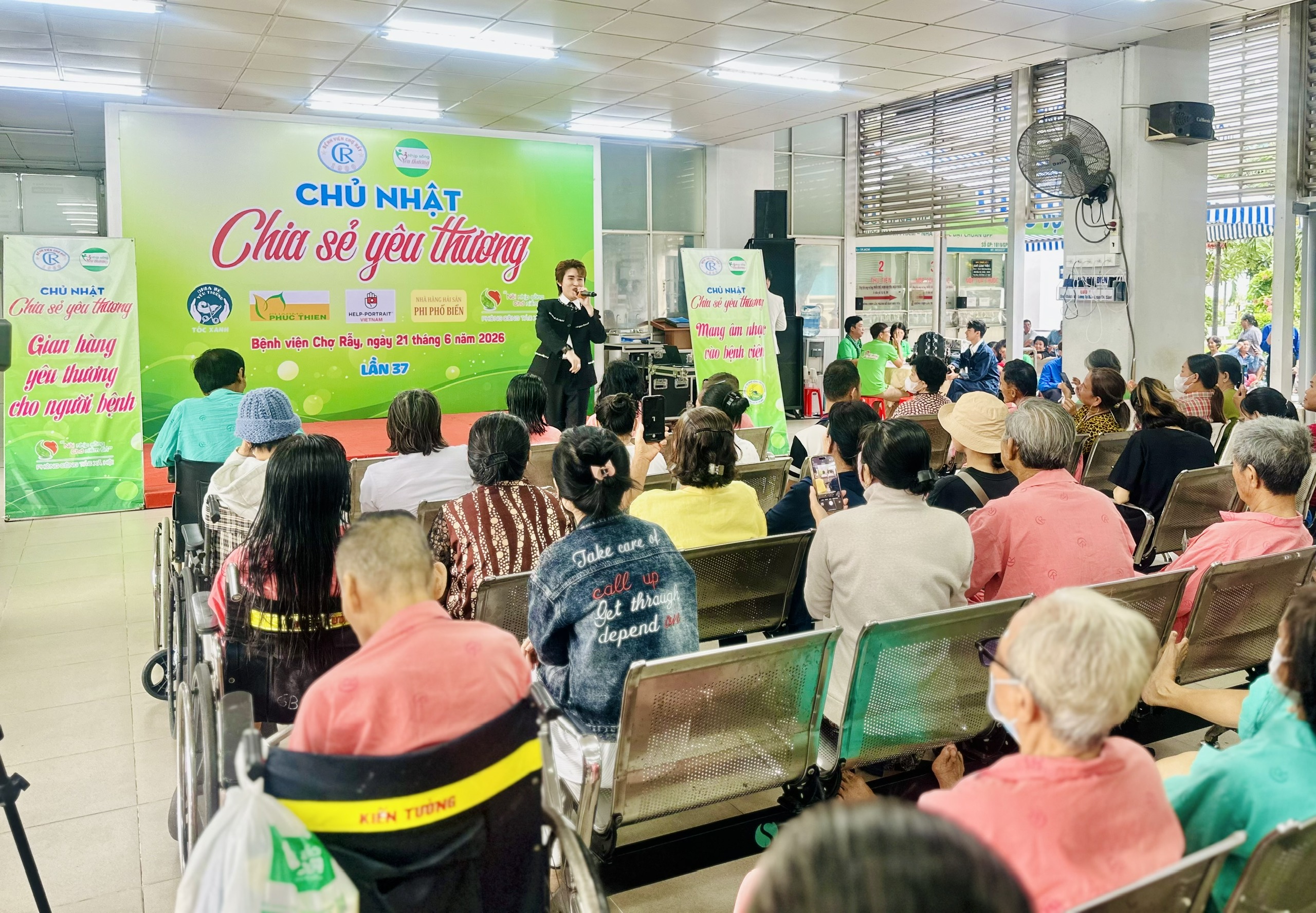 chu-nhat-chia-se-yeu-thuong (6).jpg