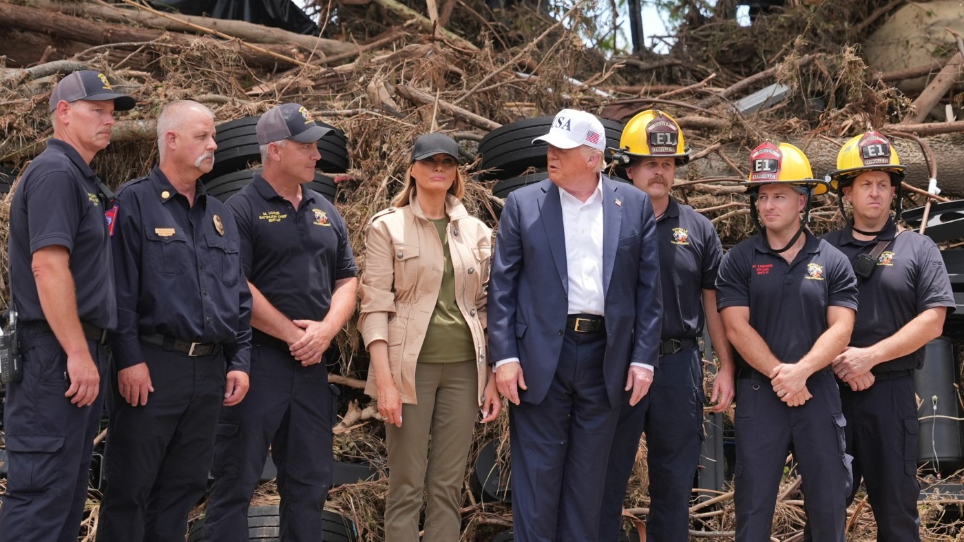 Ông Trump thăm vùng lũ ở Texas, bảo vệ phản ứng của chính quyền liên bang, tiểu bang