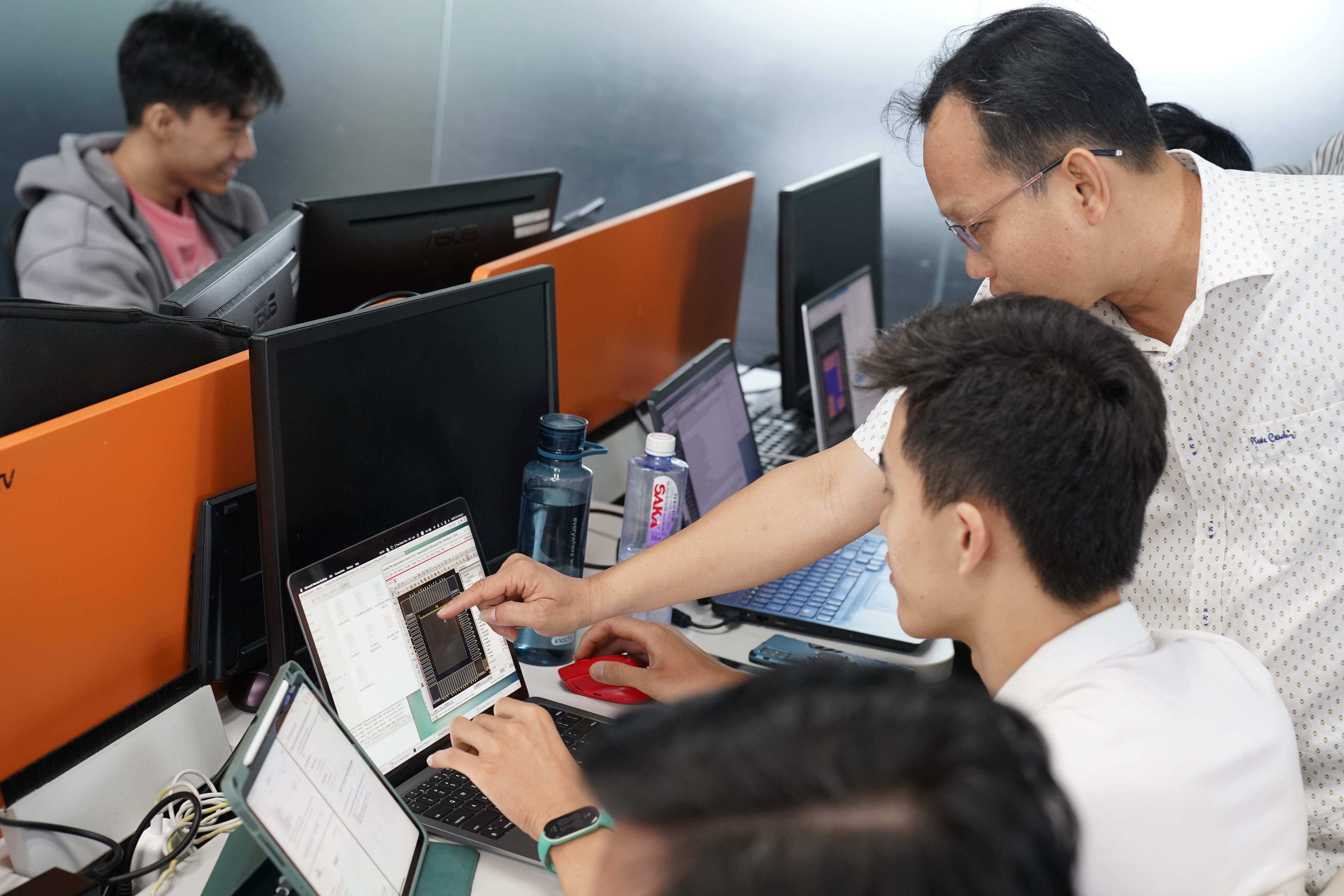 Nâng cao vị thế Việt Nam trong chuỗi giá trị toàn cầu: Phải làm gì?