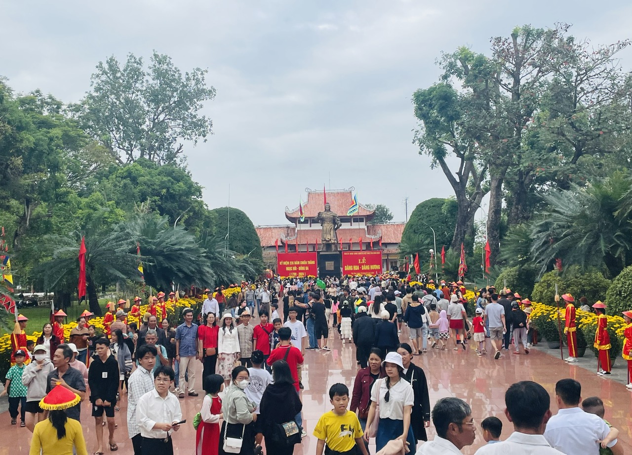 Hàng ngàn người dân về dự lễ hội ở Bảo tàng Quang Trung, Bình Định 