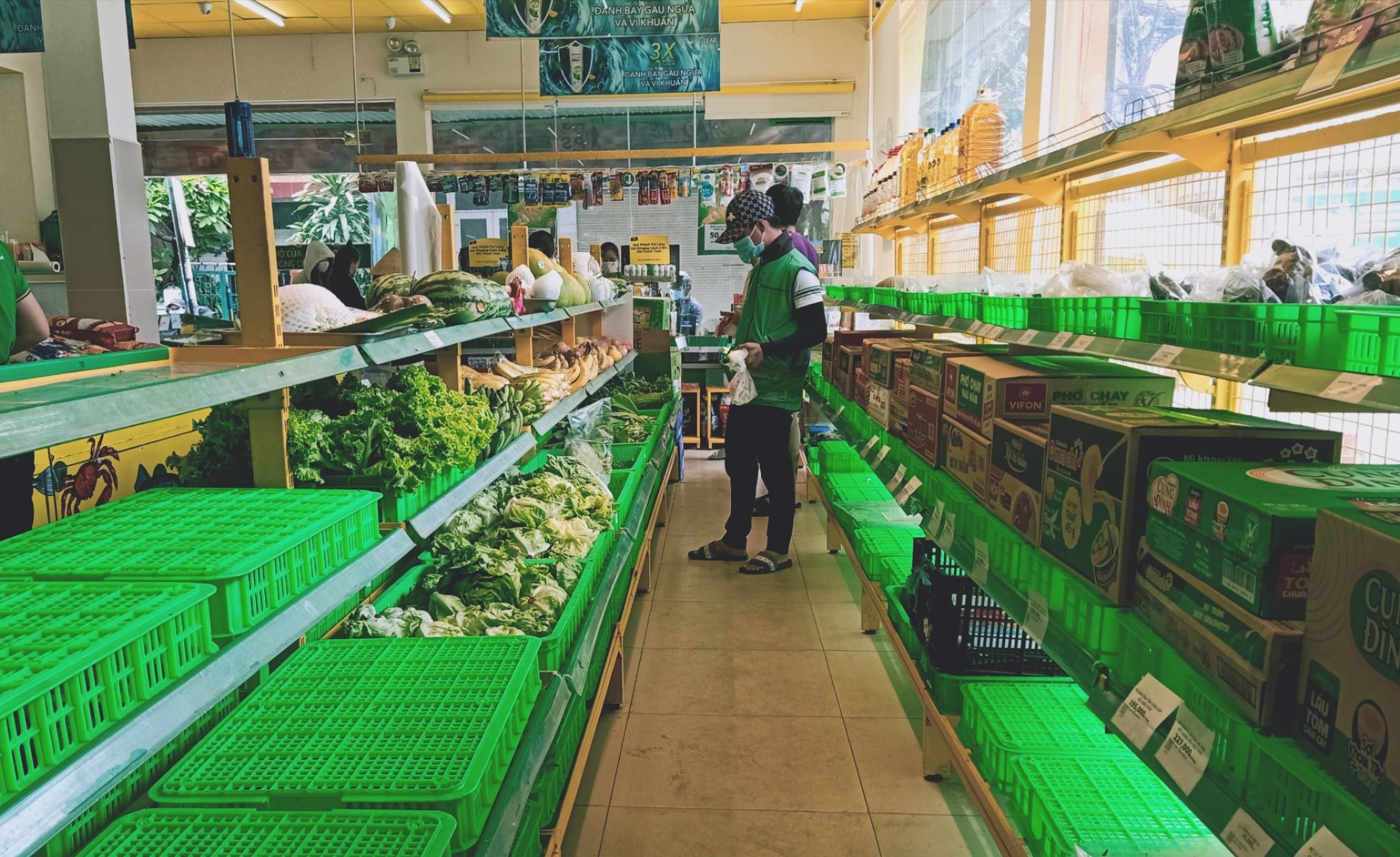 Mua thức ăn mùa mưa bão sao cho có lợi và an toàn?