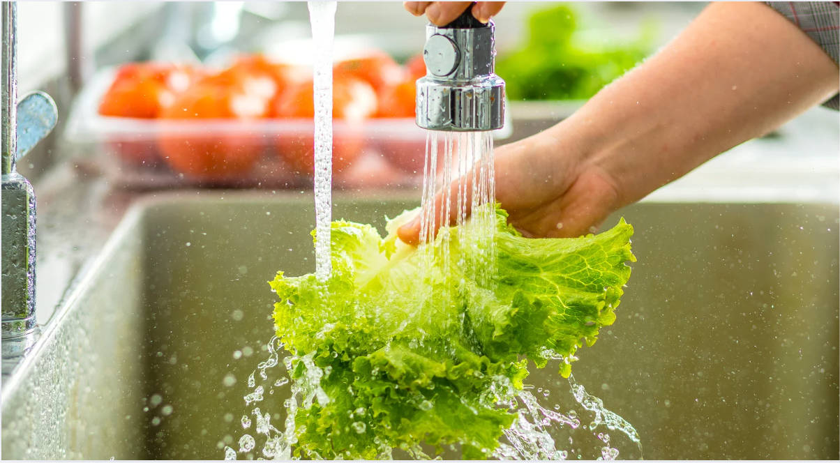 Sai lầm ít ai để ý khi rửa rau khiến bữa ăn kém ngon