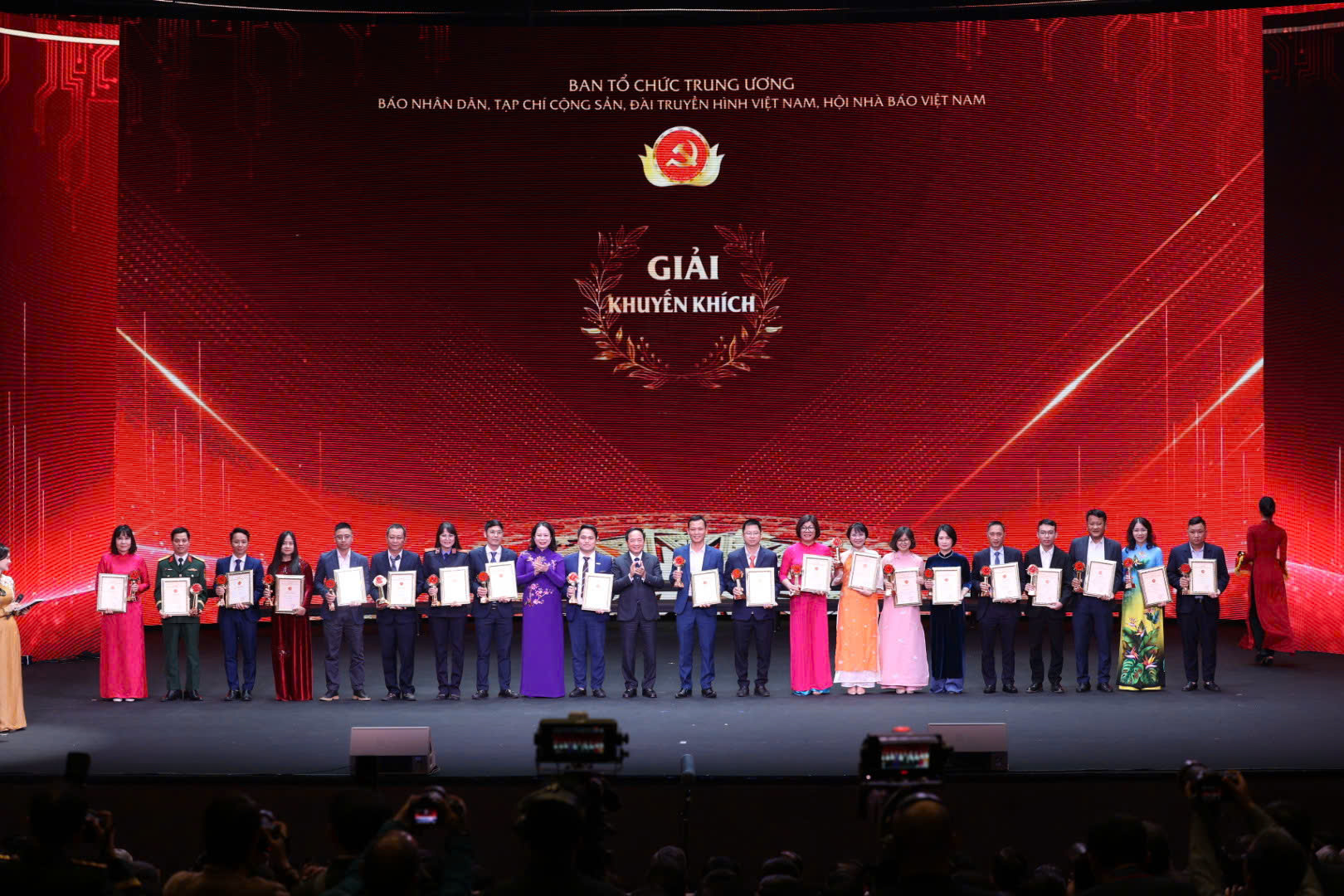 Bao-Phap-Luat-TP.HCM-dat-giai-Bua-liem-vang.jpg