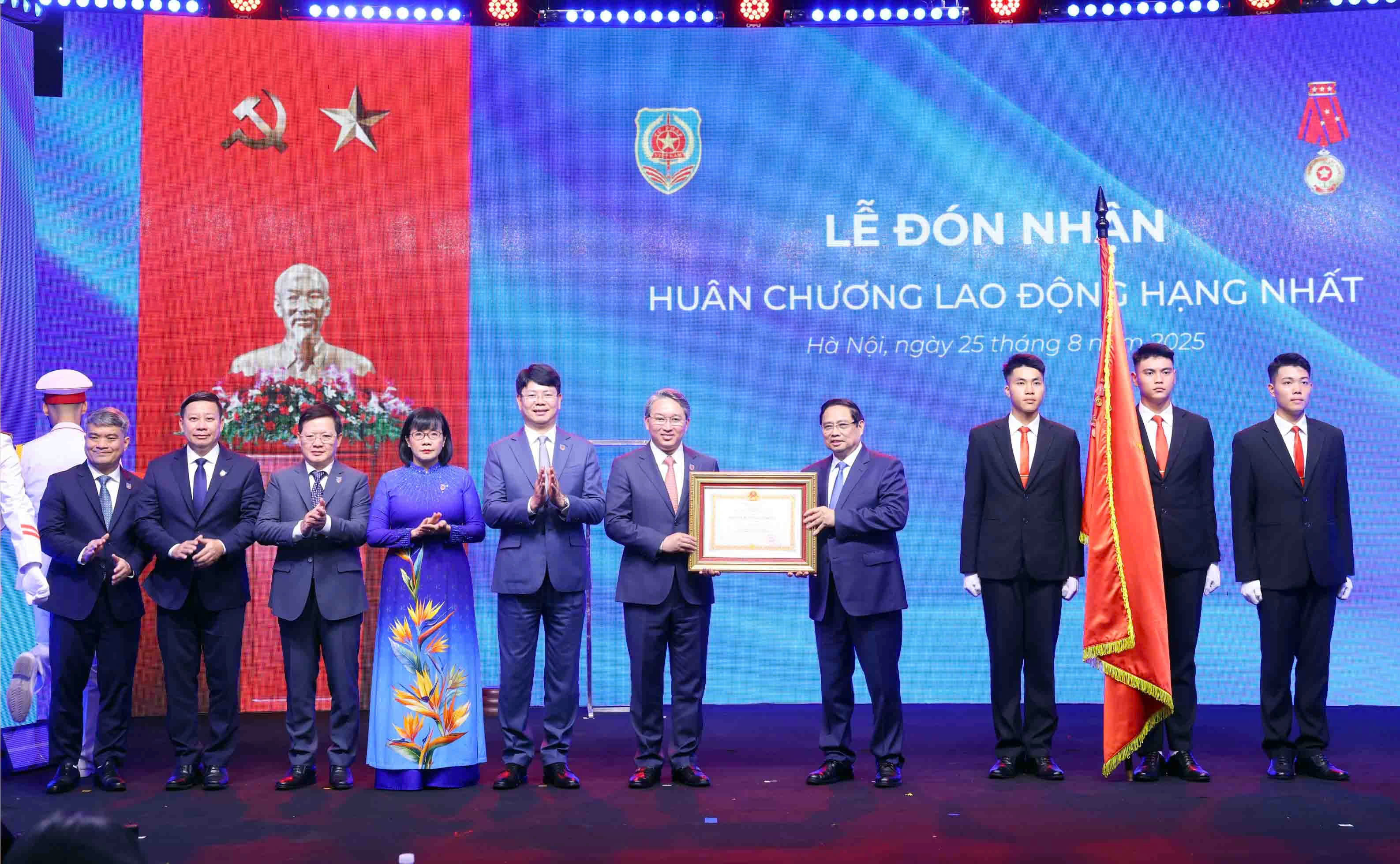 Thủ tướng Chính phủ trao.jpg