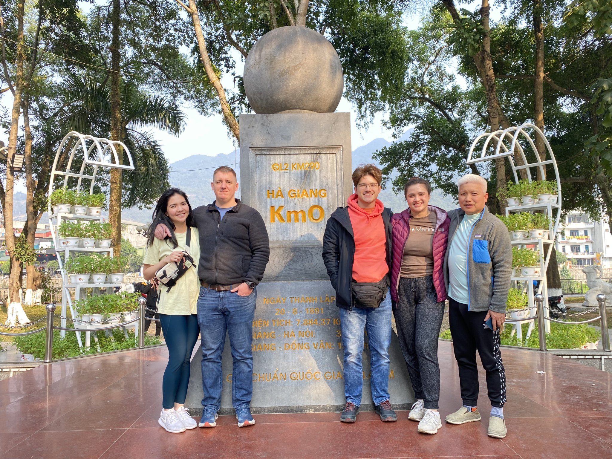 Du khách quốc tế tham gia tour Đông Tây Bắc Việt Nam.jpg