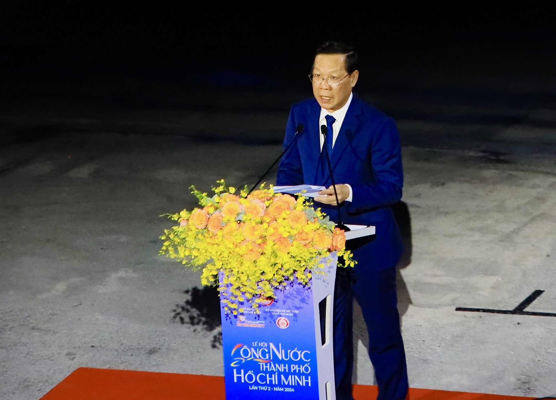 Ông Phan Văn Mãi, Chủ tịch UBND TP.HCM phát biểu tại chương trình nghệ thuật 'Chuyến tàu huyền thoại' khai mạc lễ hội Sông nước TP.HCM lần thứ 2 vào tối 31-5. Ảnh: Nguyệt Nhi.