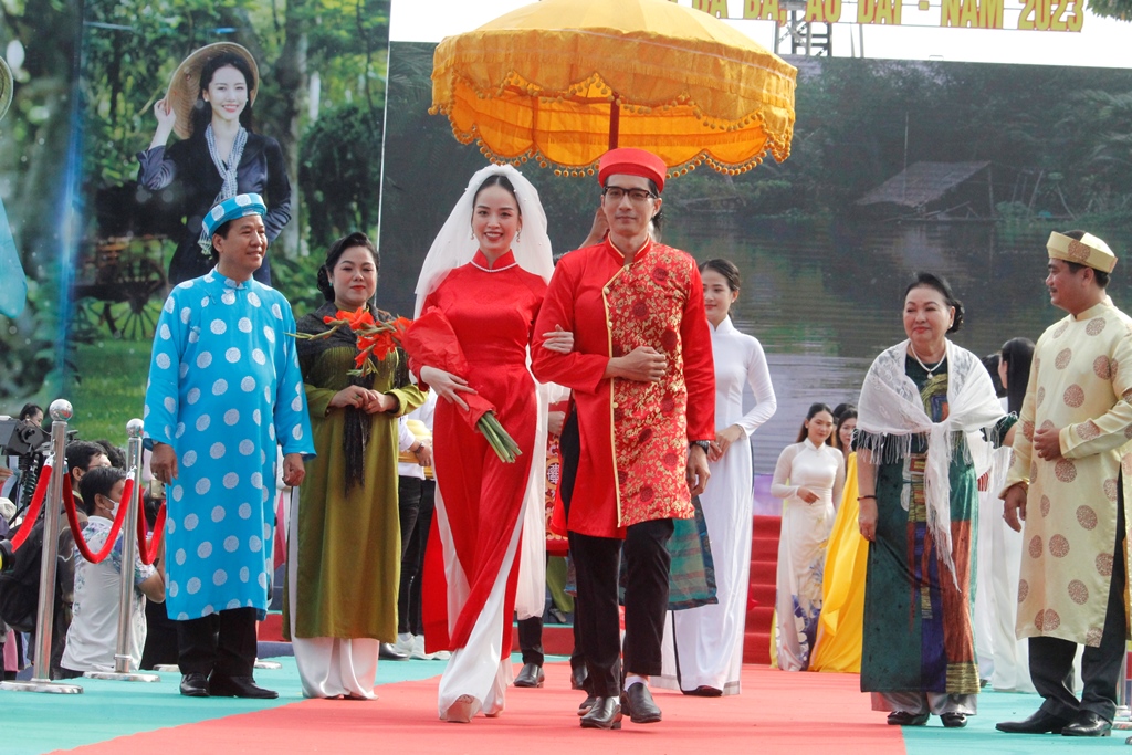 trinh-dien-ao-dai-4.JPG