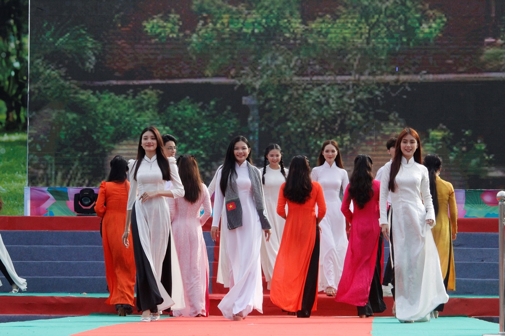 trinh-dien-ao-dai-5.JPG