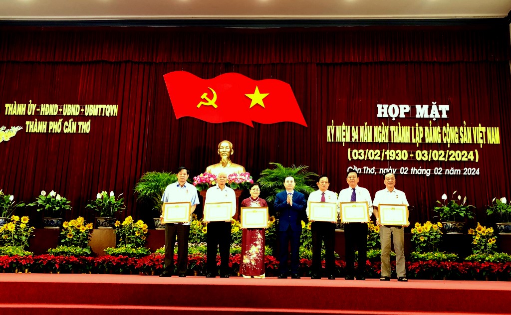 can-tho-trao-huy-hieu-dang.jpg