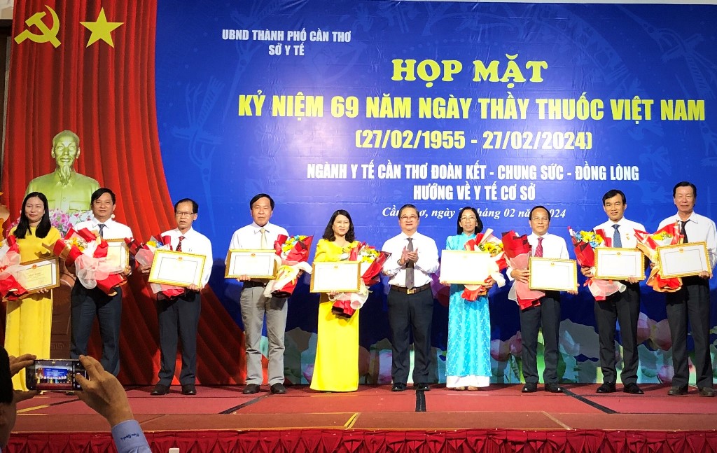 bang-khen-chu-tich-can-tho.jpg
